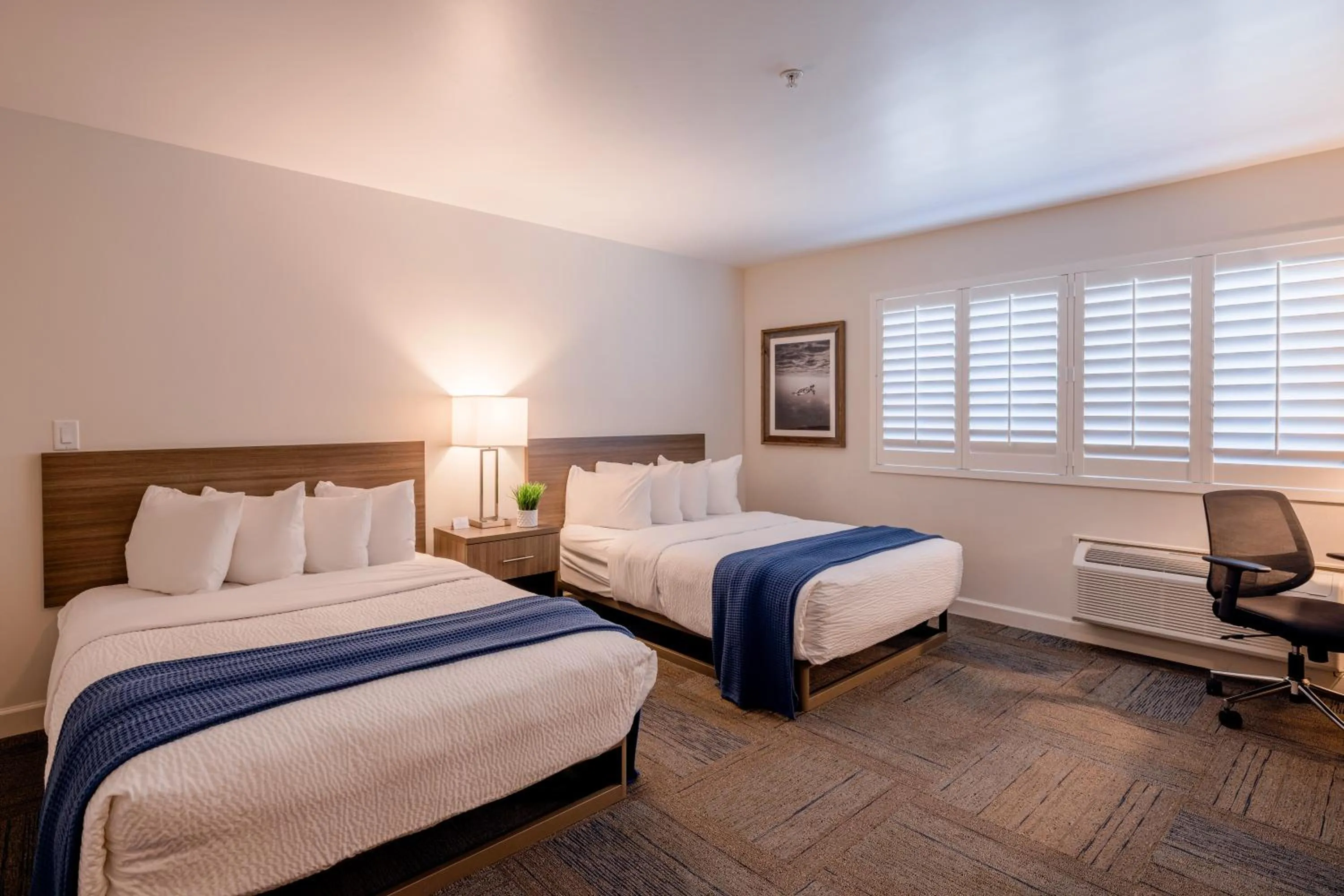 Photo of the whole room, Bed in Inn At Moss Landing Point