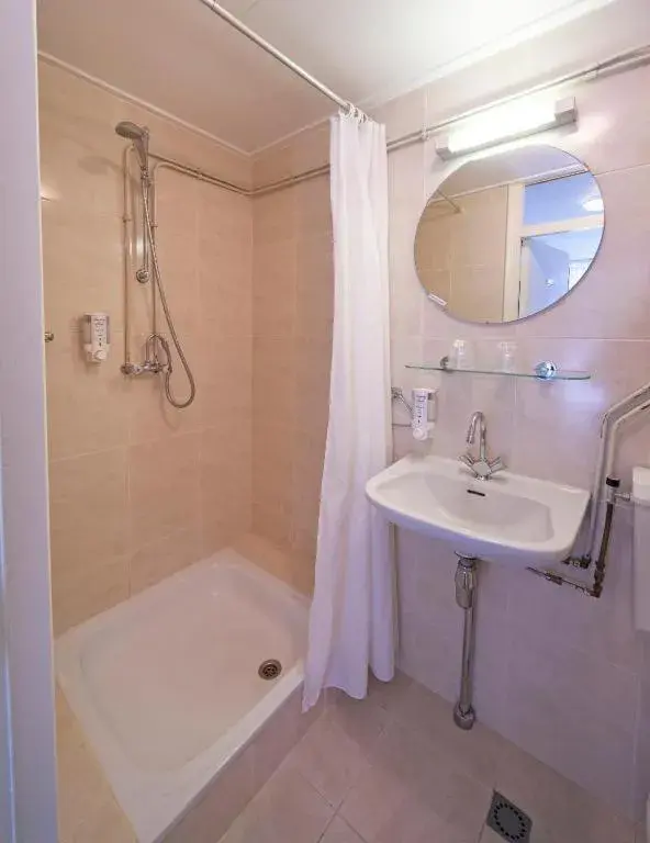 Single Room with Shower in Hotel de Grote Zwaan Single Room with Shower in Hotel de Grote Zwaan