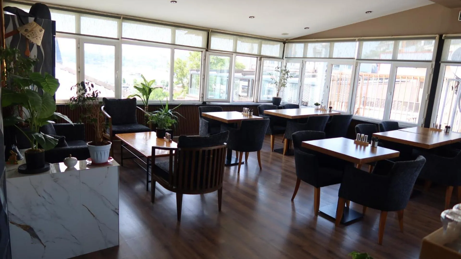 Restaurant/places to eat in ÜSKÜDAR OTEL