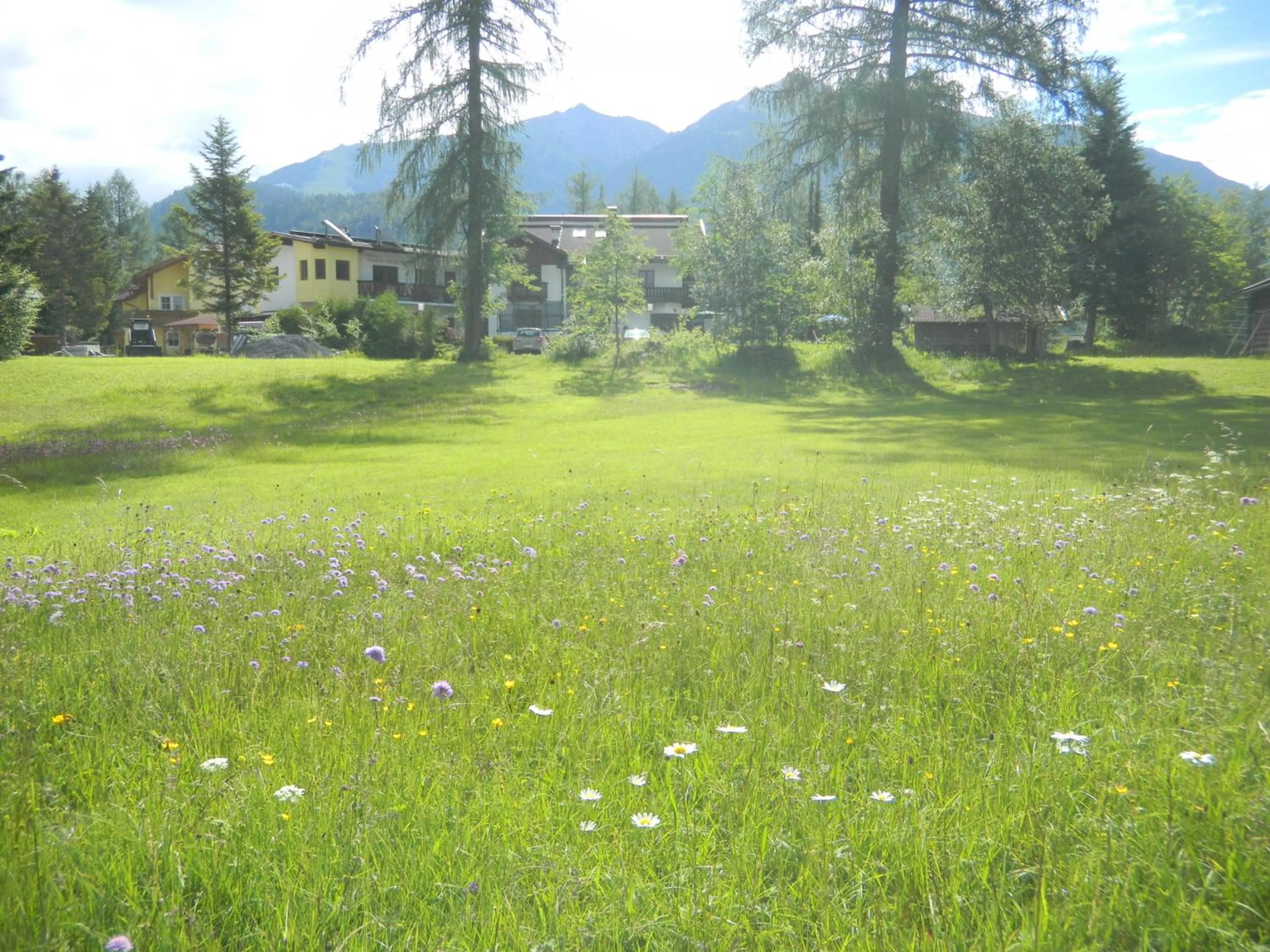 Garden in Landhaus Charlotte Apartments Tirol