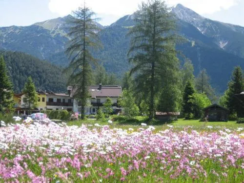 Garden in Landhaus Charlotte Apartments Tirol