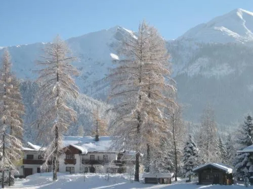 Garden in Landhaus Charlotte Apartments Tirol
