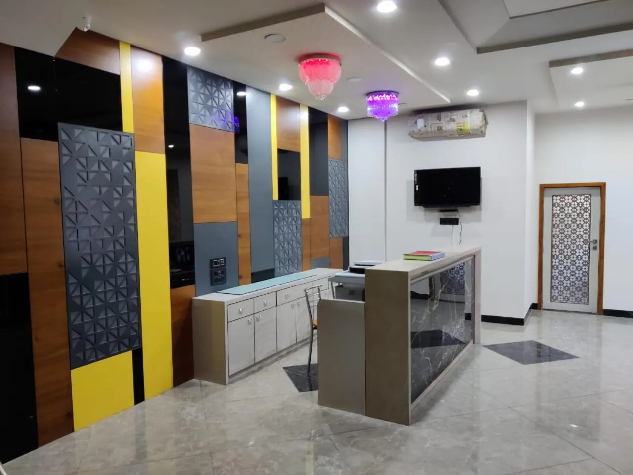 Lobby or reception in DUDI HOTEL