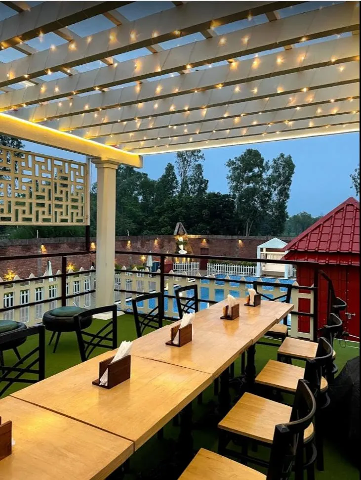 Lounge or bar in Yashmay Villa Club & Resort