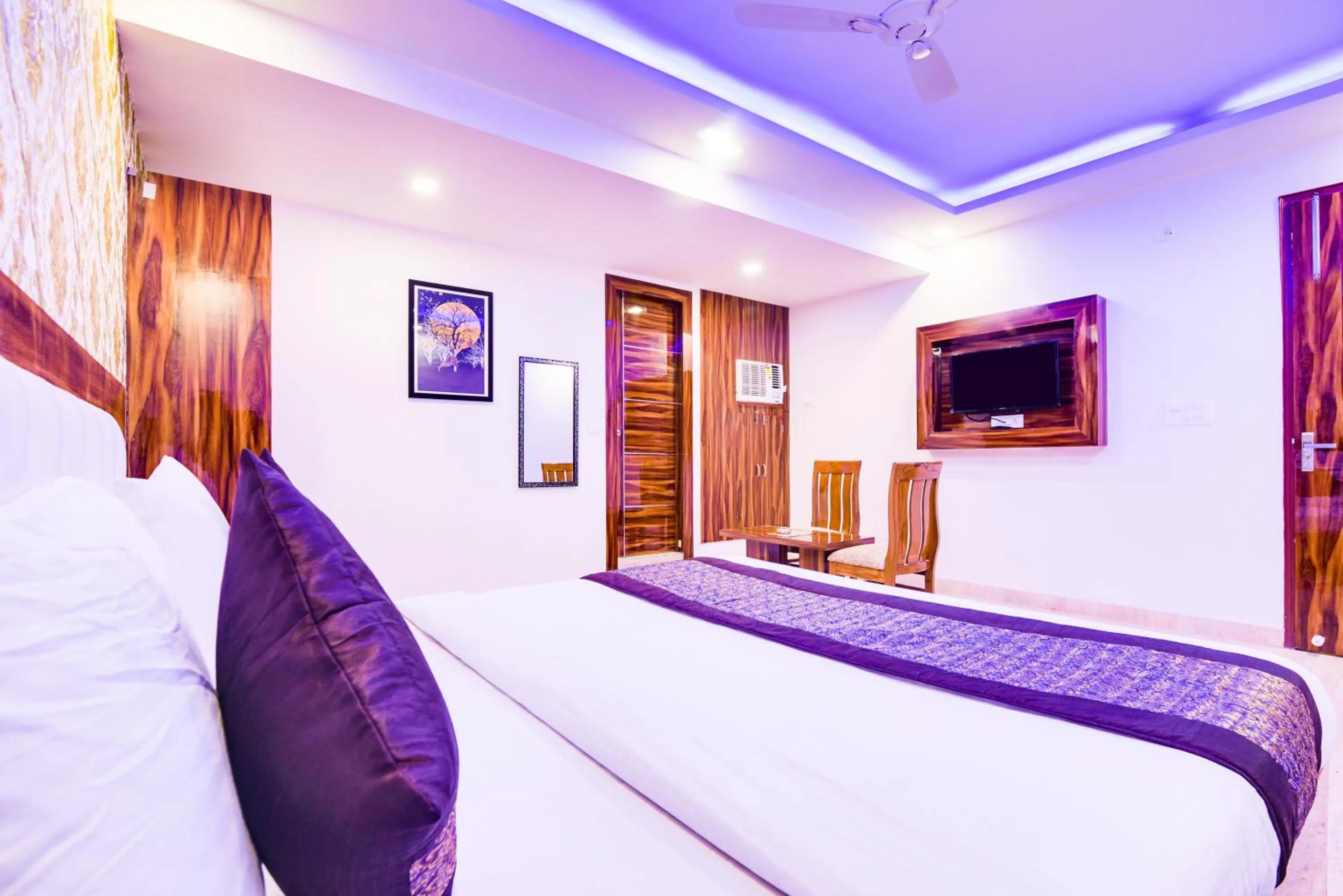 Communal lounge/ TV room, Bed in Hotel Fabulous - Delhi International Airport