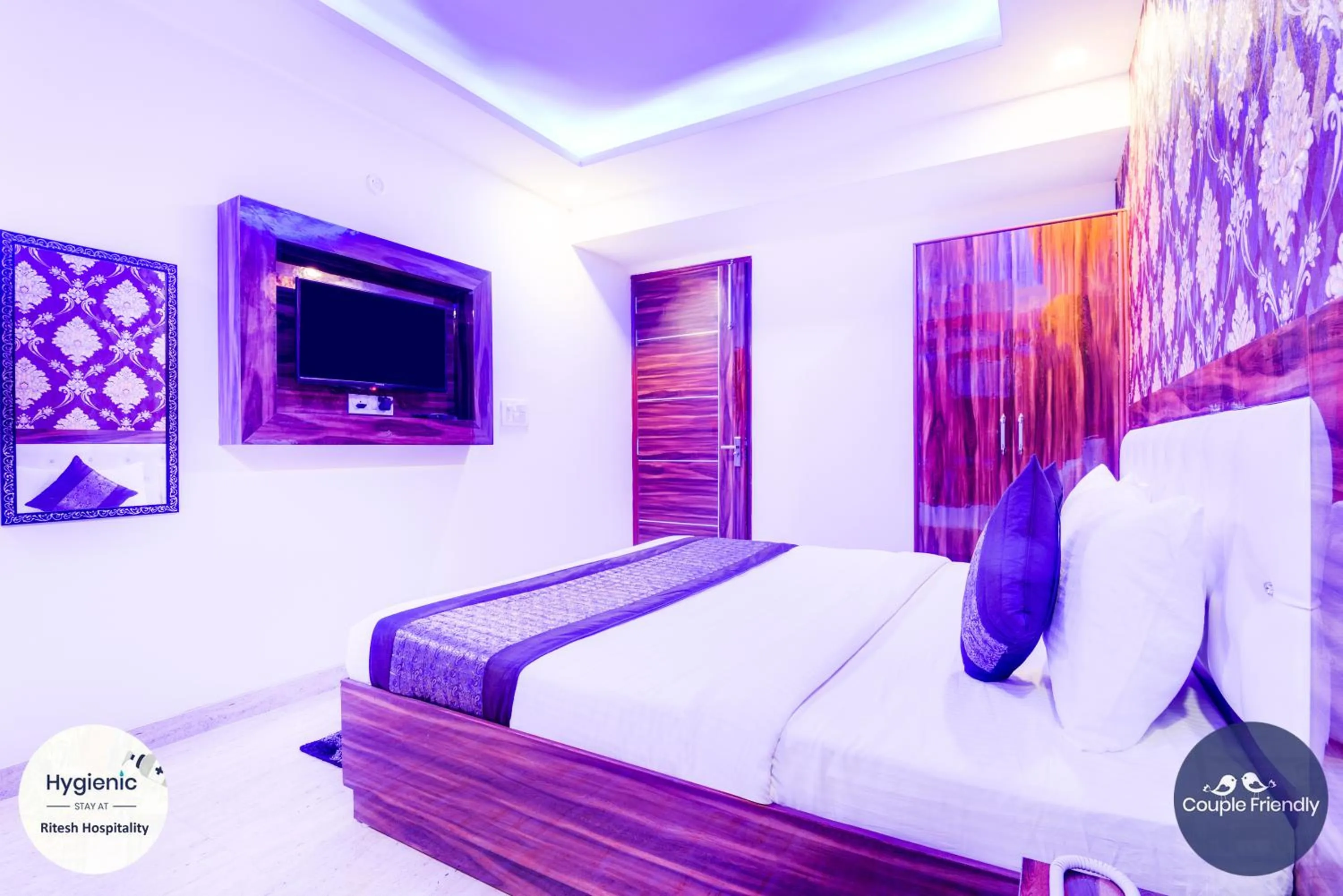 Communal lounge/ TV room, Bed in Hotel Fabulous - Delhi International Airport