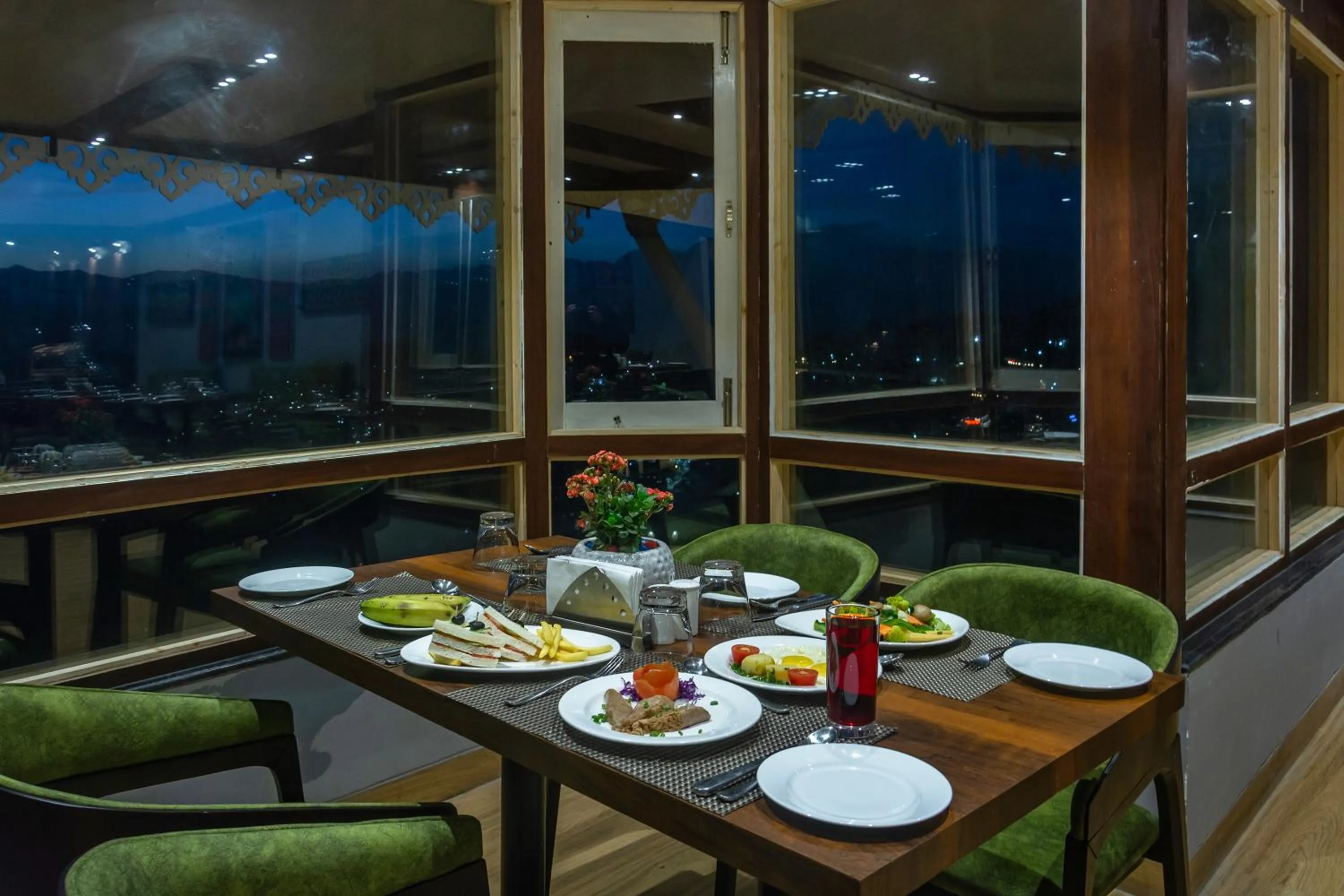 Restaurant/places to eat in Sumitel Vista 800m from Mall Road