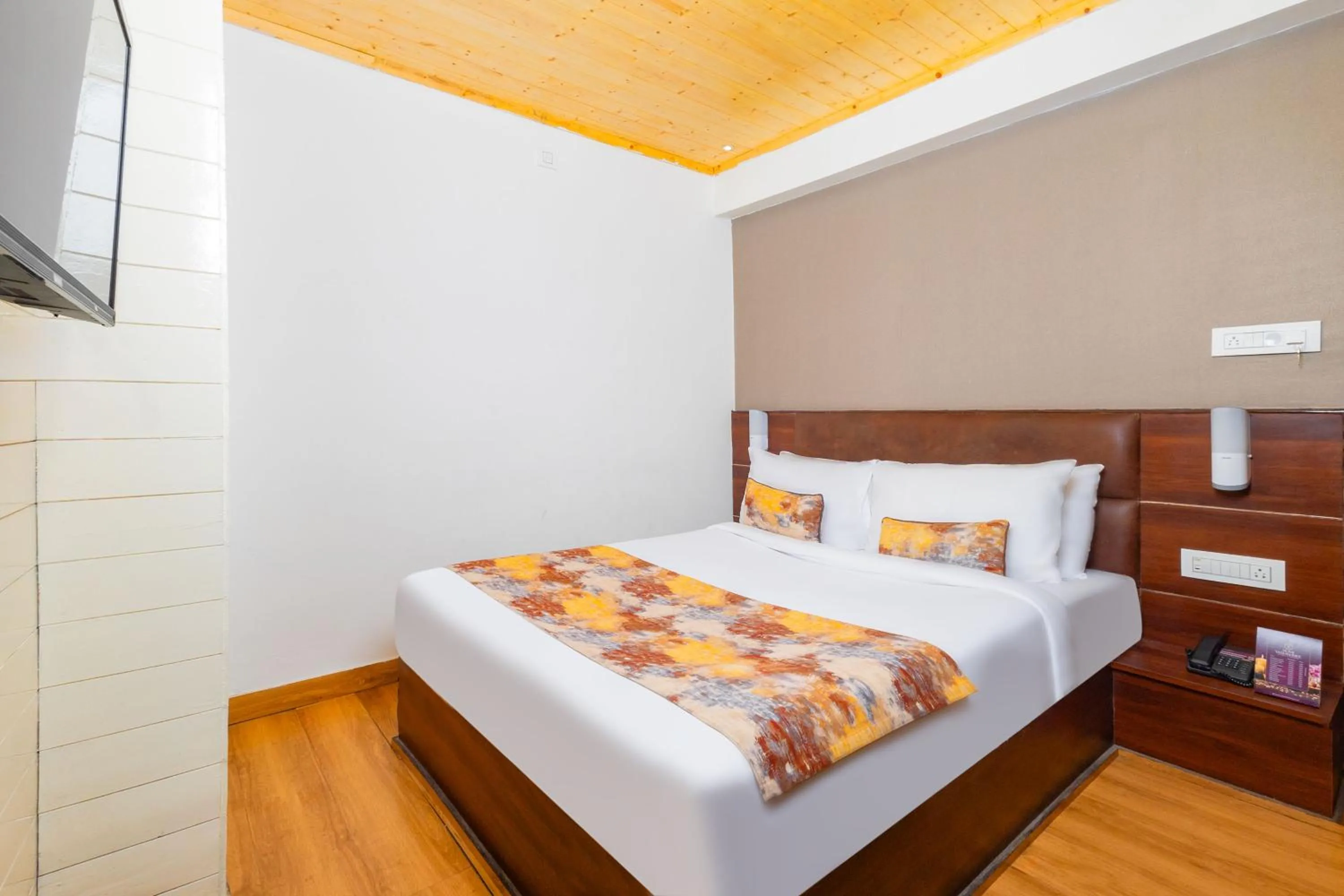 Bedroom, Bed in Sumitel Vista 800m from Mall Road