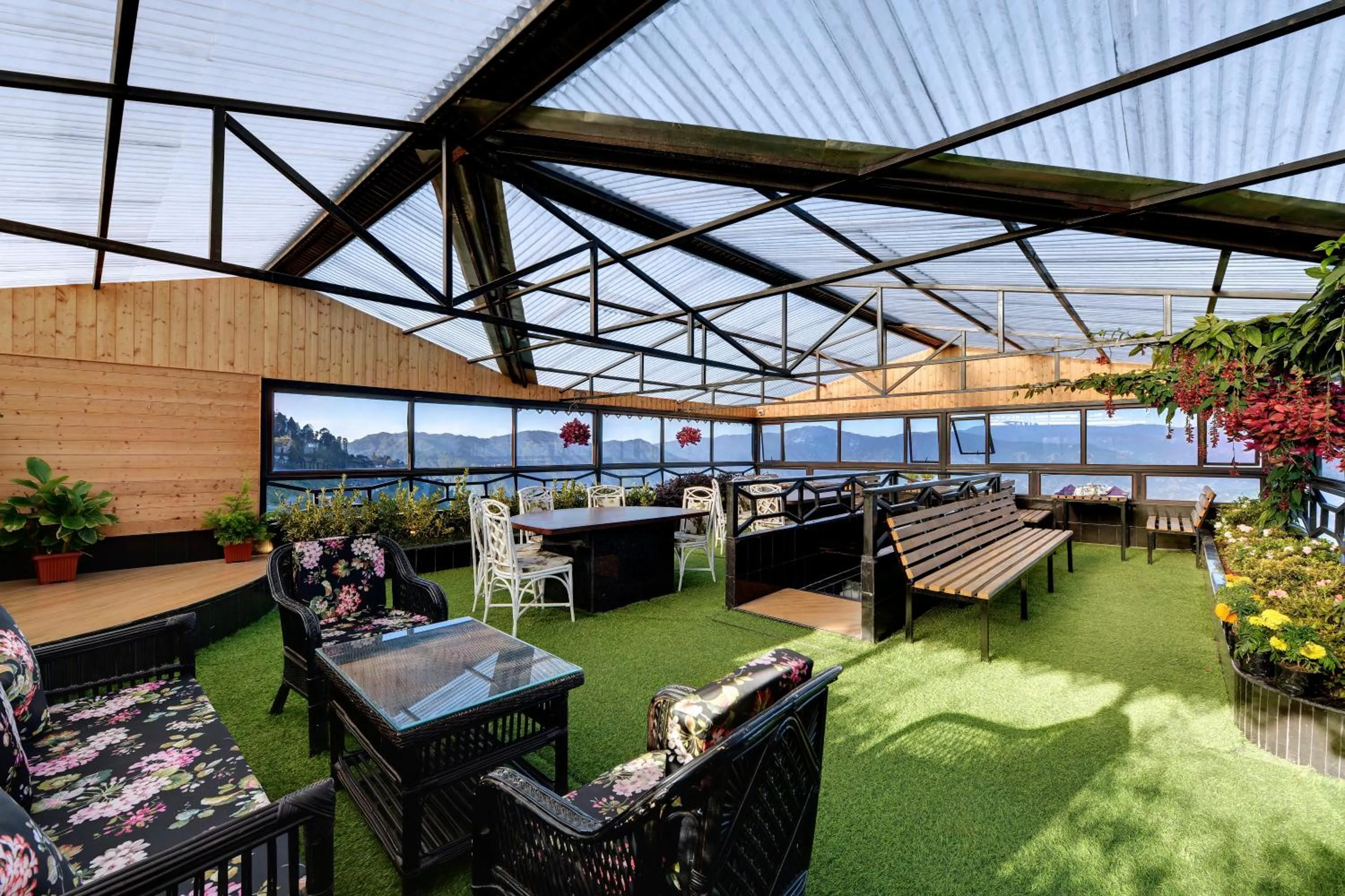 Restaurant/places to eat in Sumitel Vista 800m from Mall Road