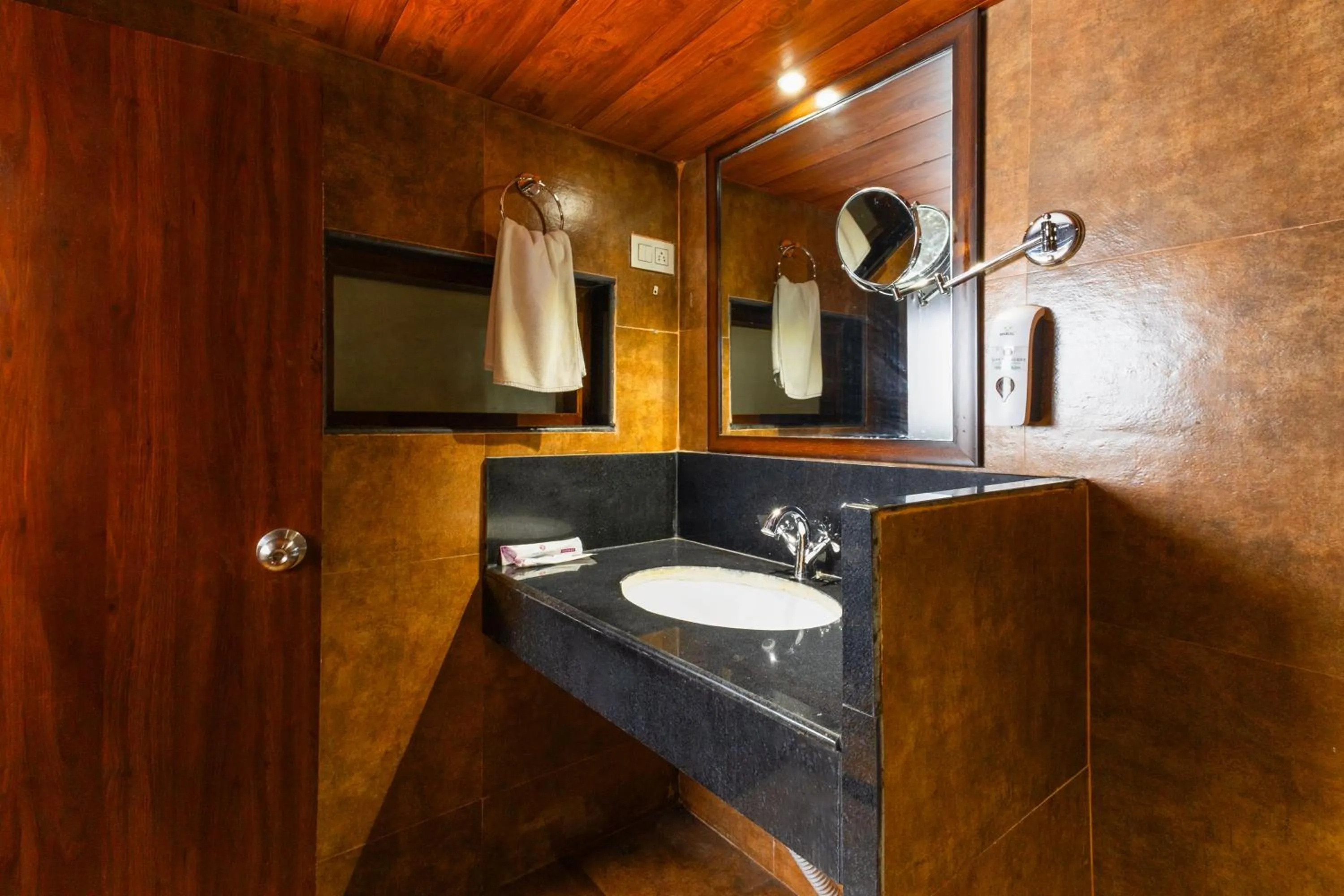 Bathroom in Sumitel Vista 800m from Mall Road