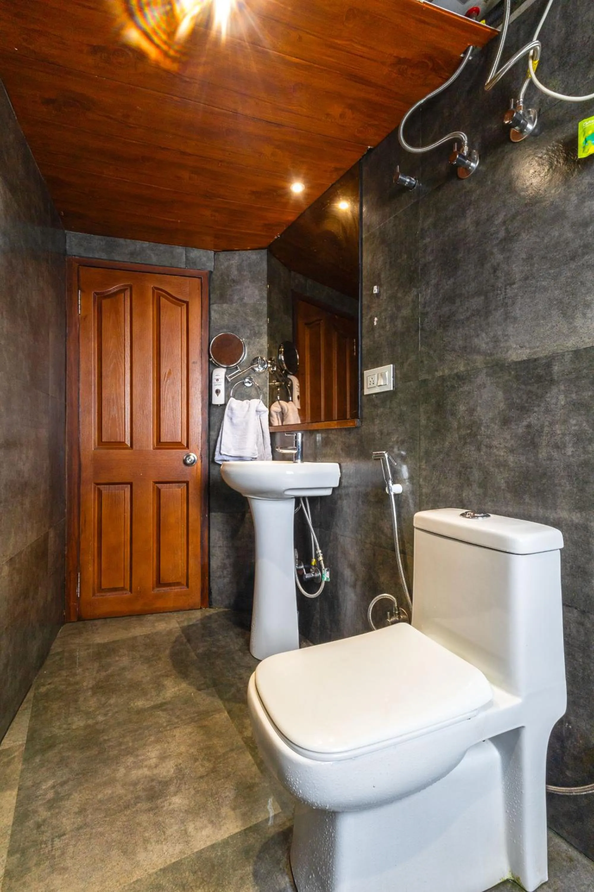 Bathroom in Sumitel Vista 800m from Mall Road