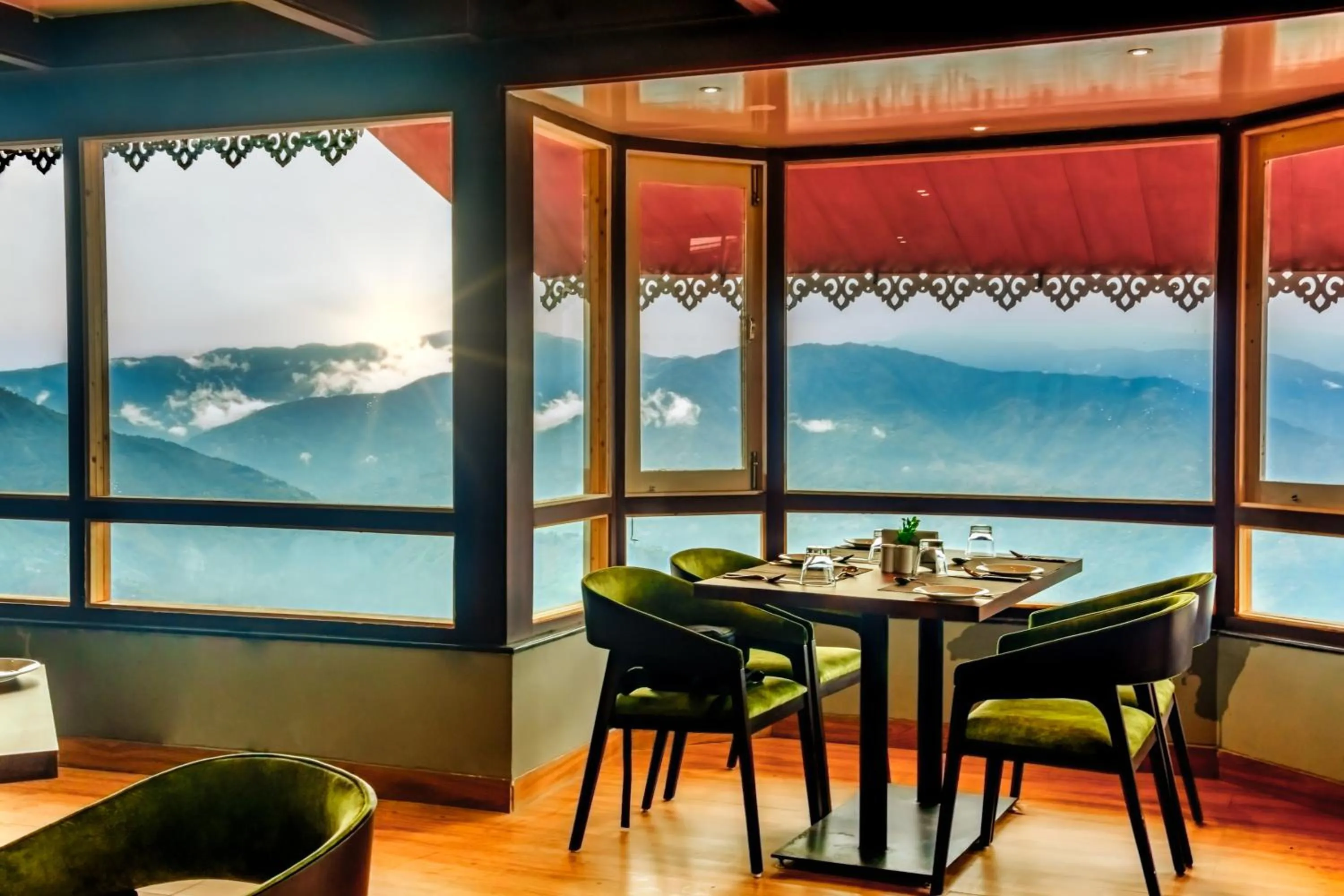 Restaurant/places to eat in Sumitel Vista 800m from Mall Road