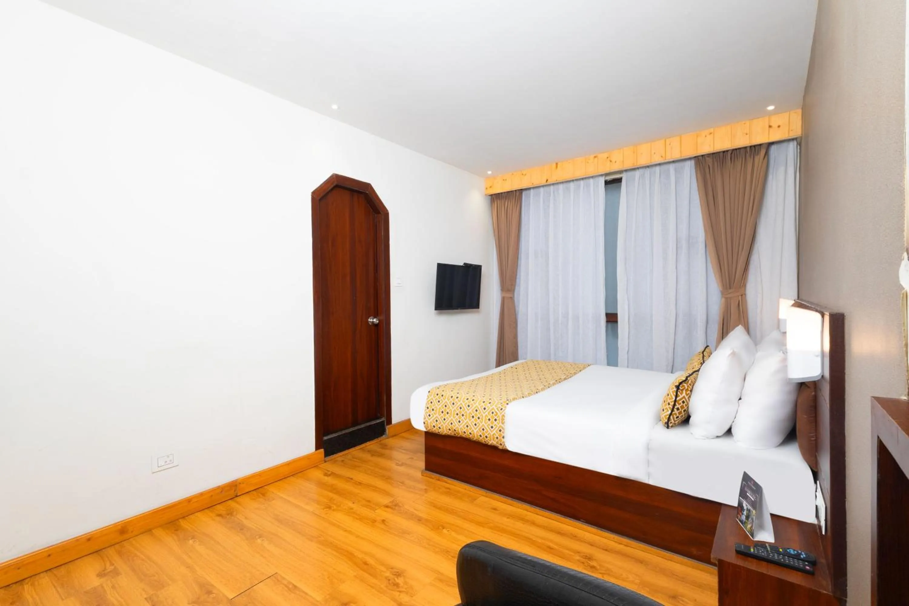 Bedroom, Bed in Sumitel Vista 800m from Mall Road