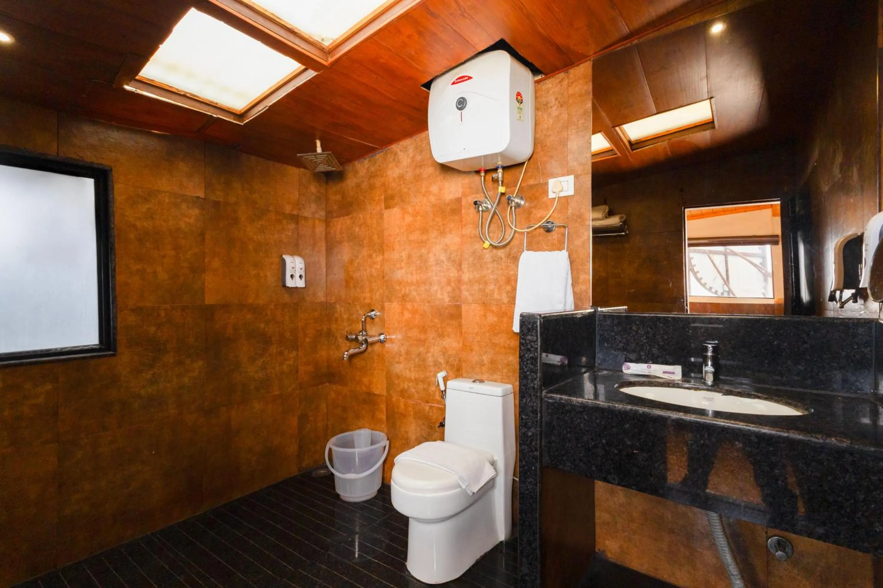 Bathroom in Sumitel Vista 800m from Mall Road