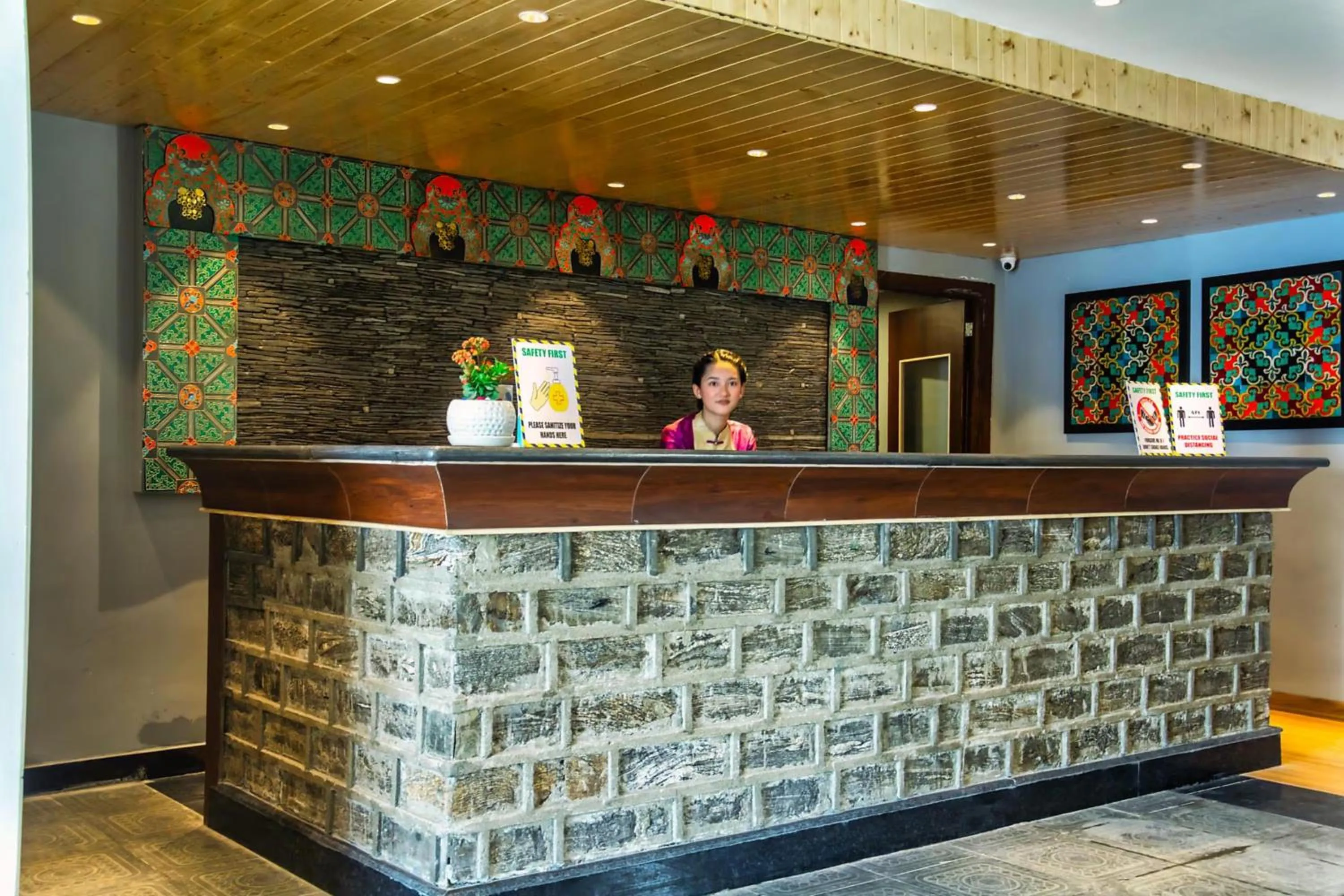 Lobby or reception in Sumitel Vista 800m from Mall Road