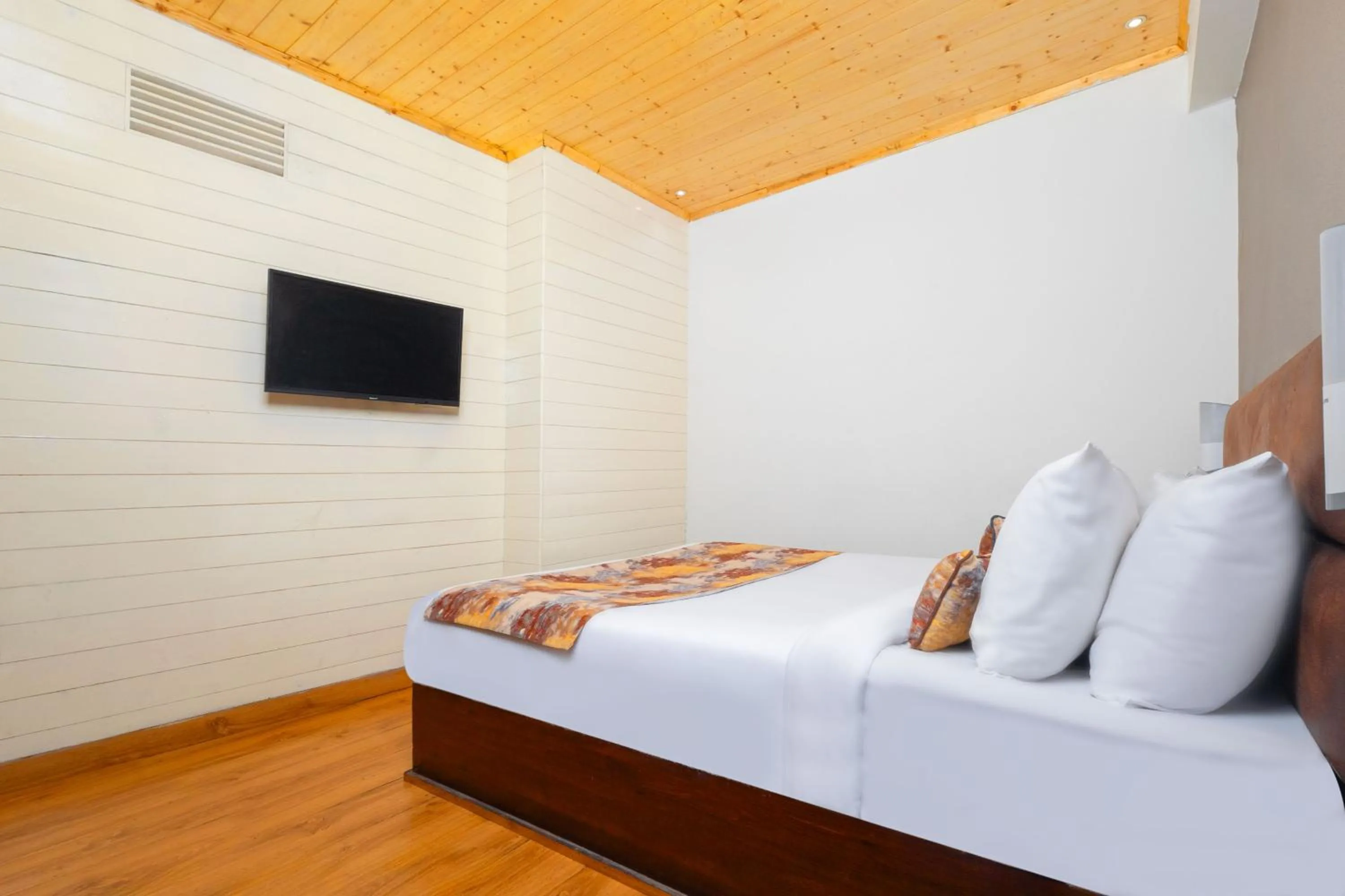 Bedroom, Bed in Sumitel Vista 800m from Mall Road