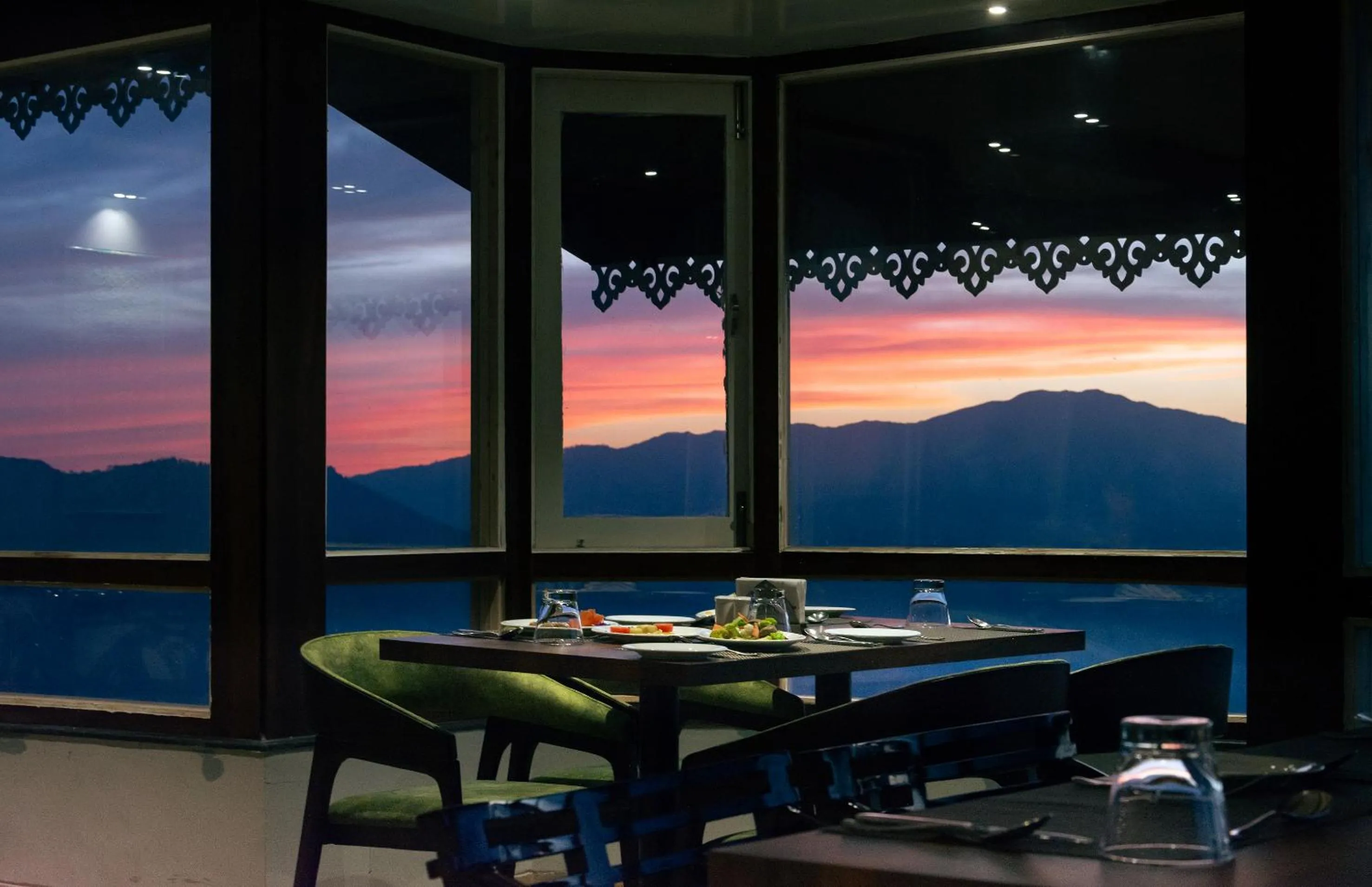 Restaurant/places to eat in Sumitel Vista 800m from Mall Road