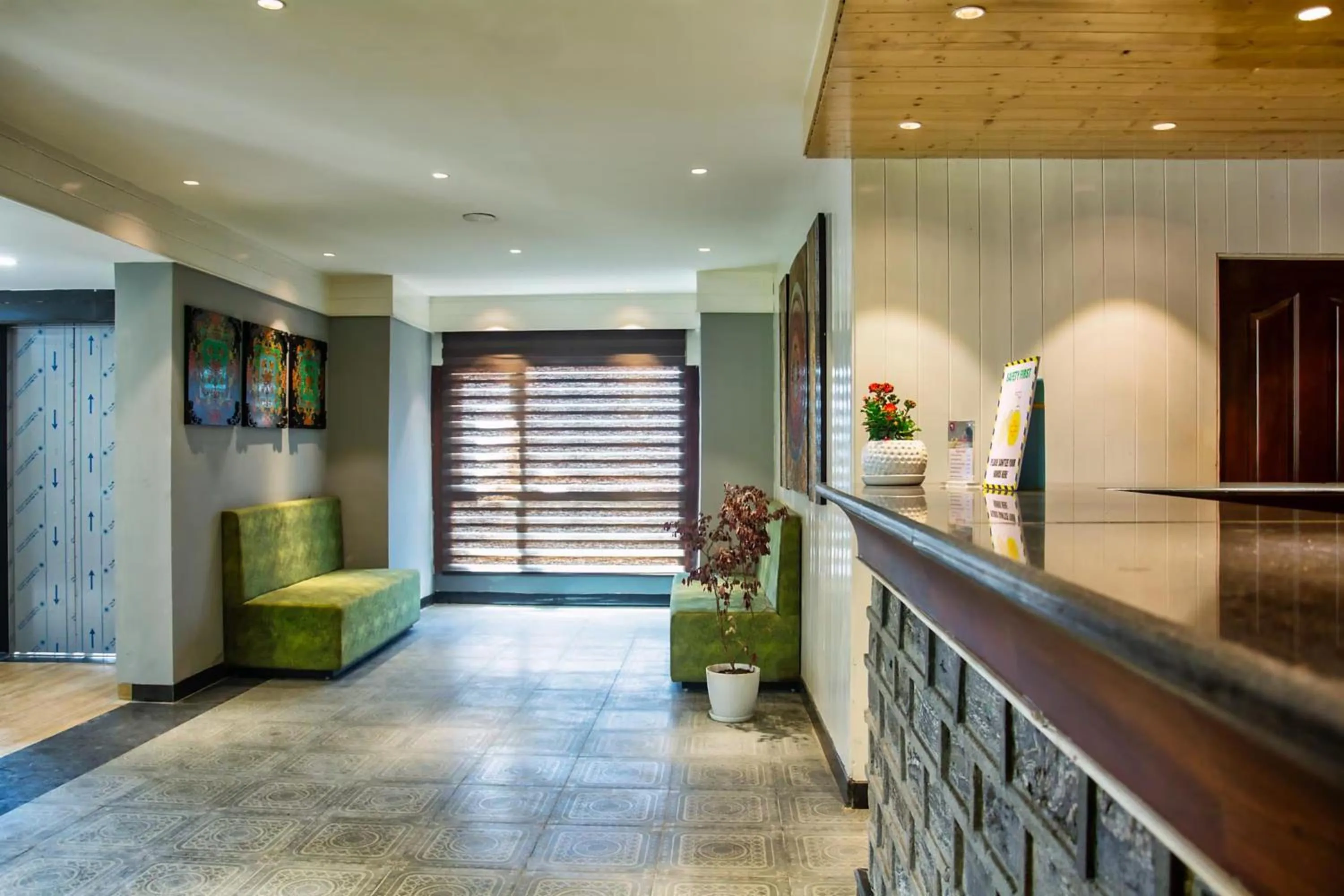 Lobby or reception in Sumitel Vista 800m from Mall Road