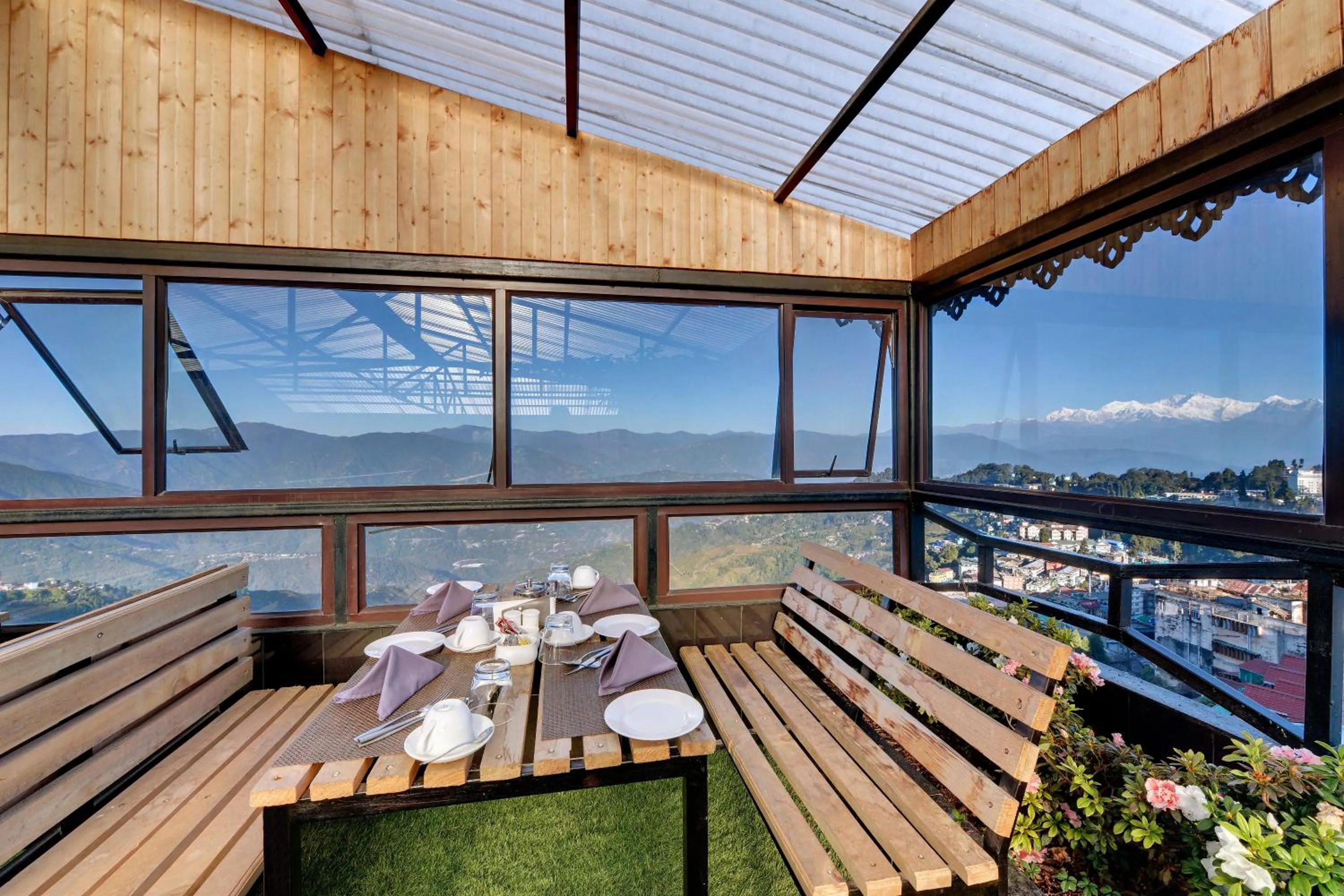 Restaurant/places to eat in Sumitel Vista 800m from Mall Road