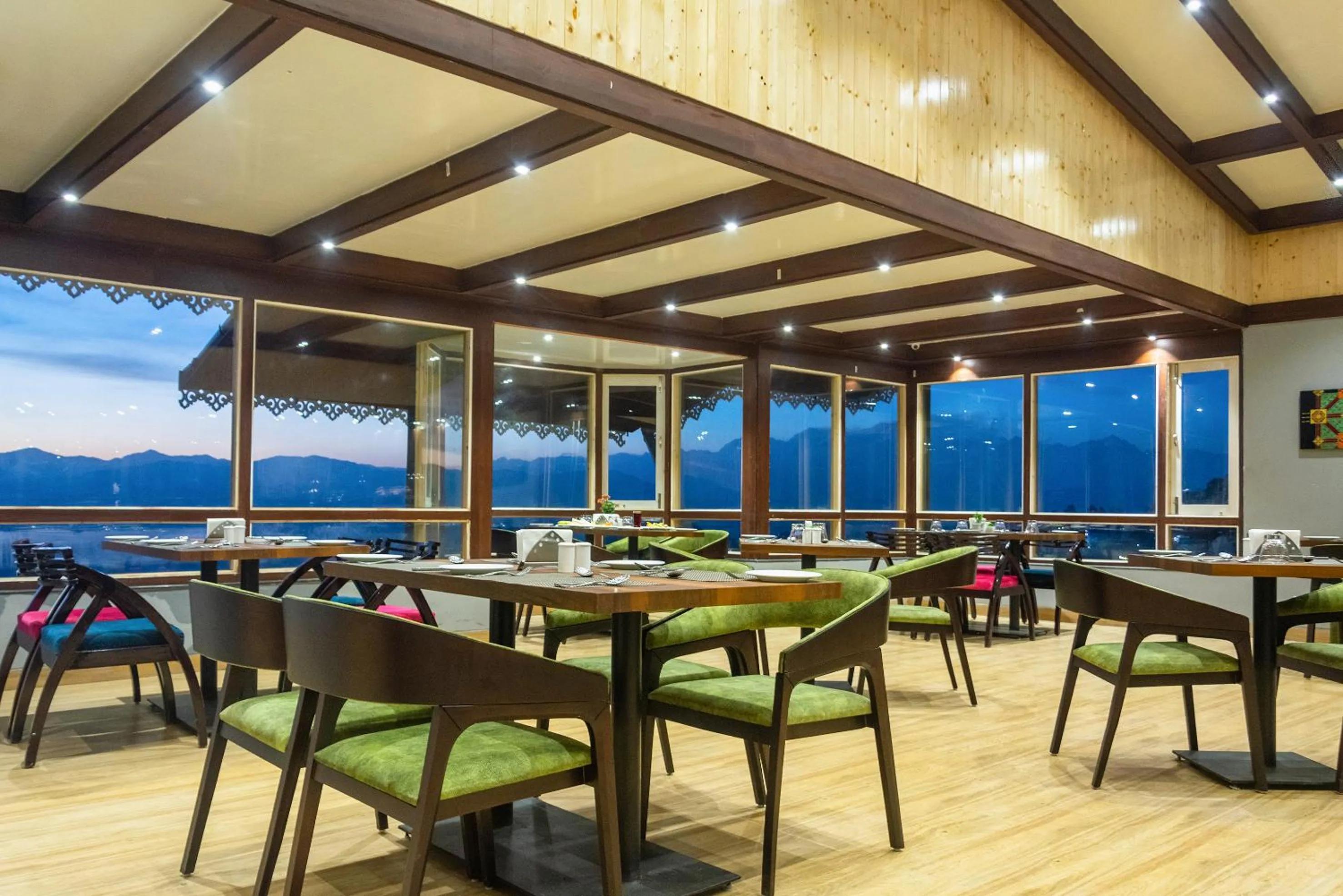 Restaurant/places to eat in Sumitel Vista 800m from Mall Road