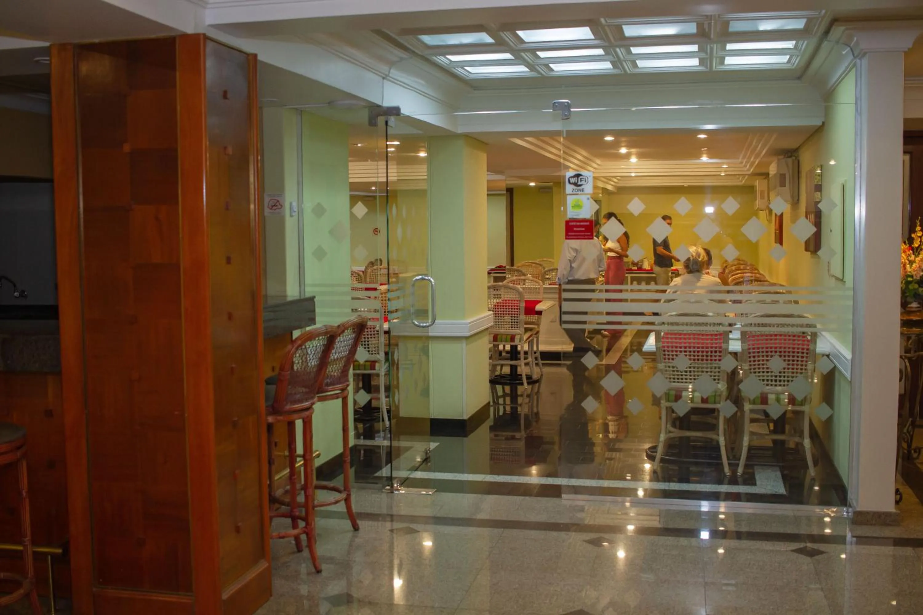 Restaurant/places to eat in Trevi Hotel e Business