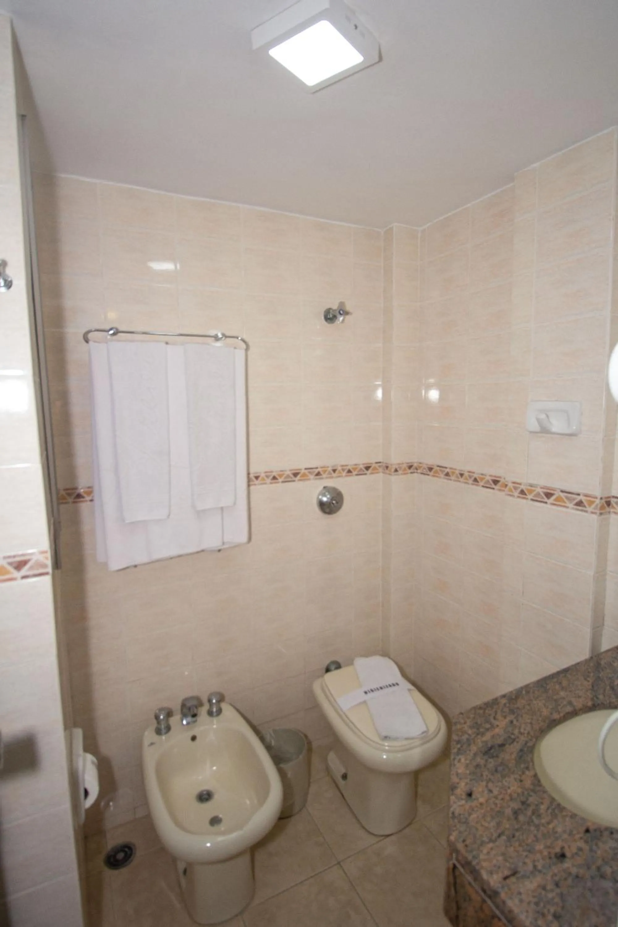 Bathroom in Trevi Hotel e Business