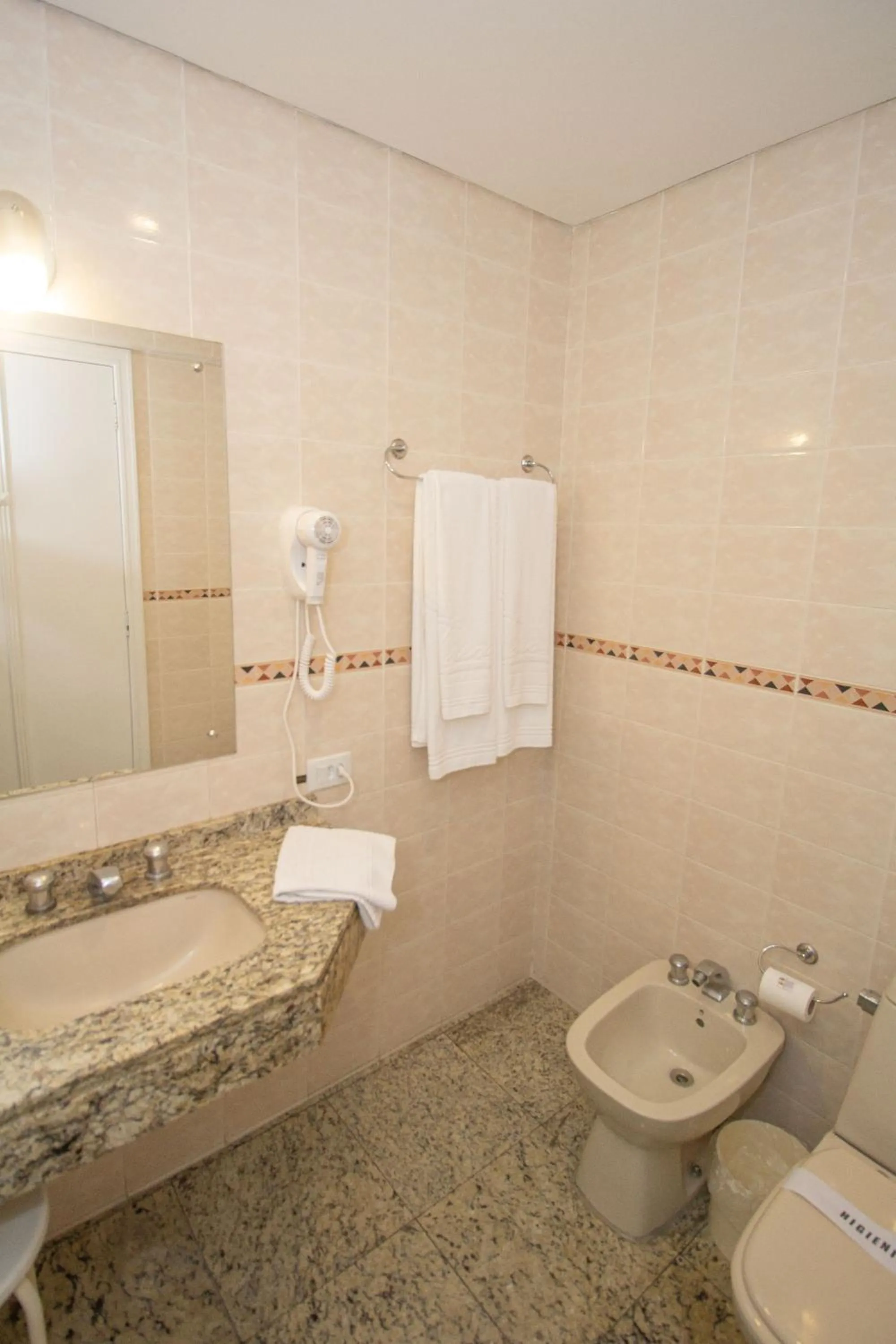 Bathroom in Trevi Hotel e Business