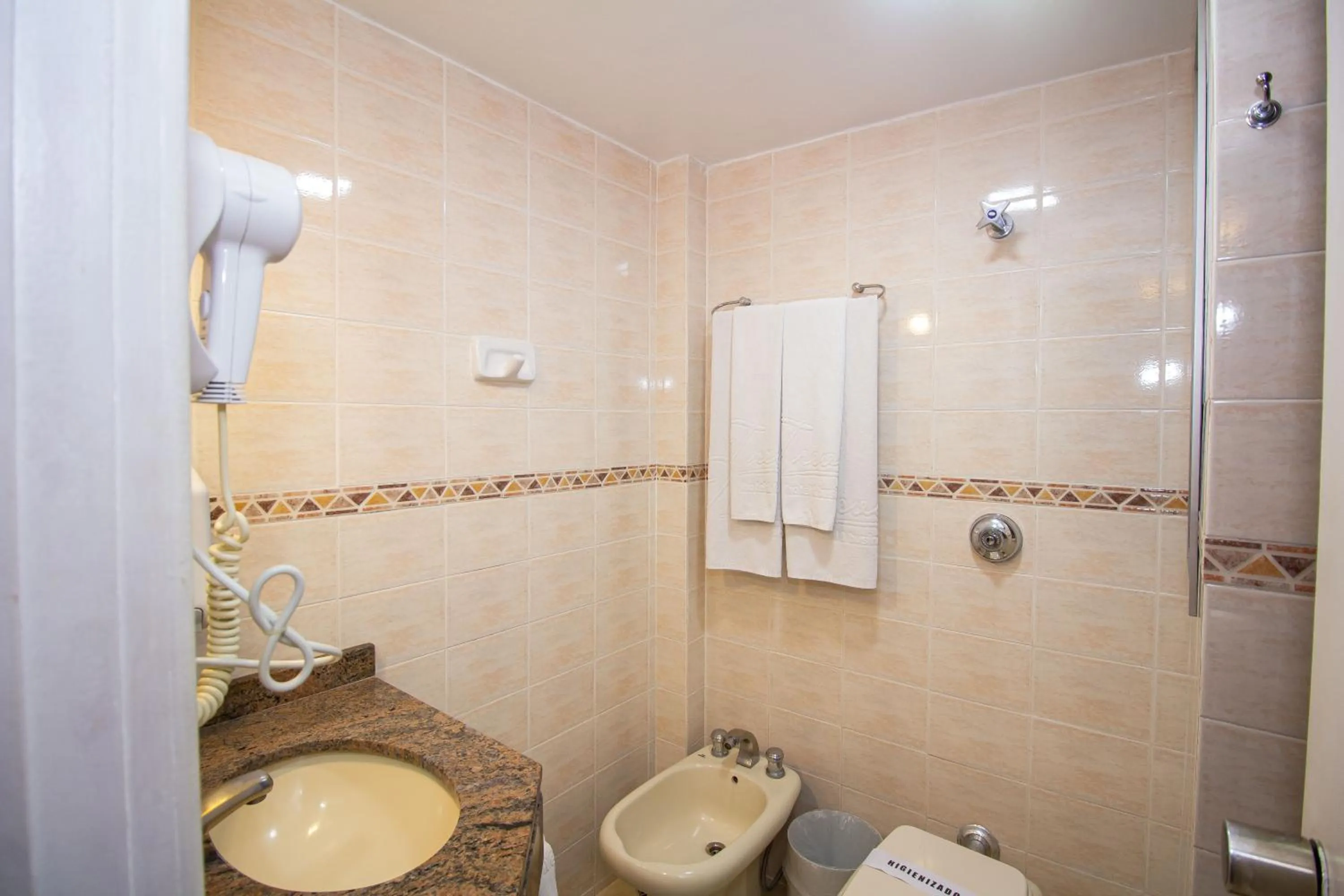 Bathroom in Trevi Hotel e Business