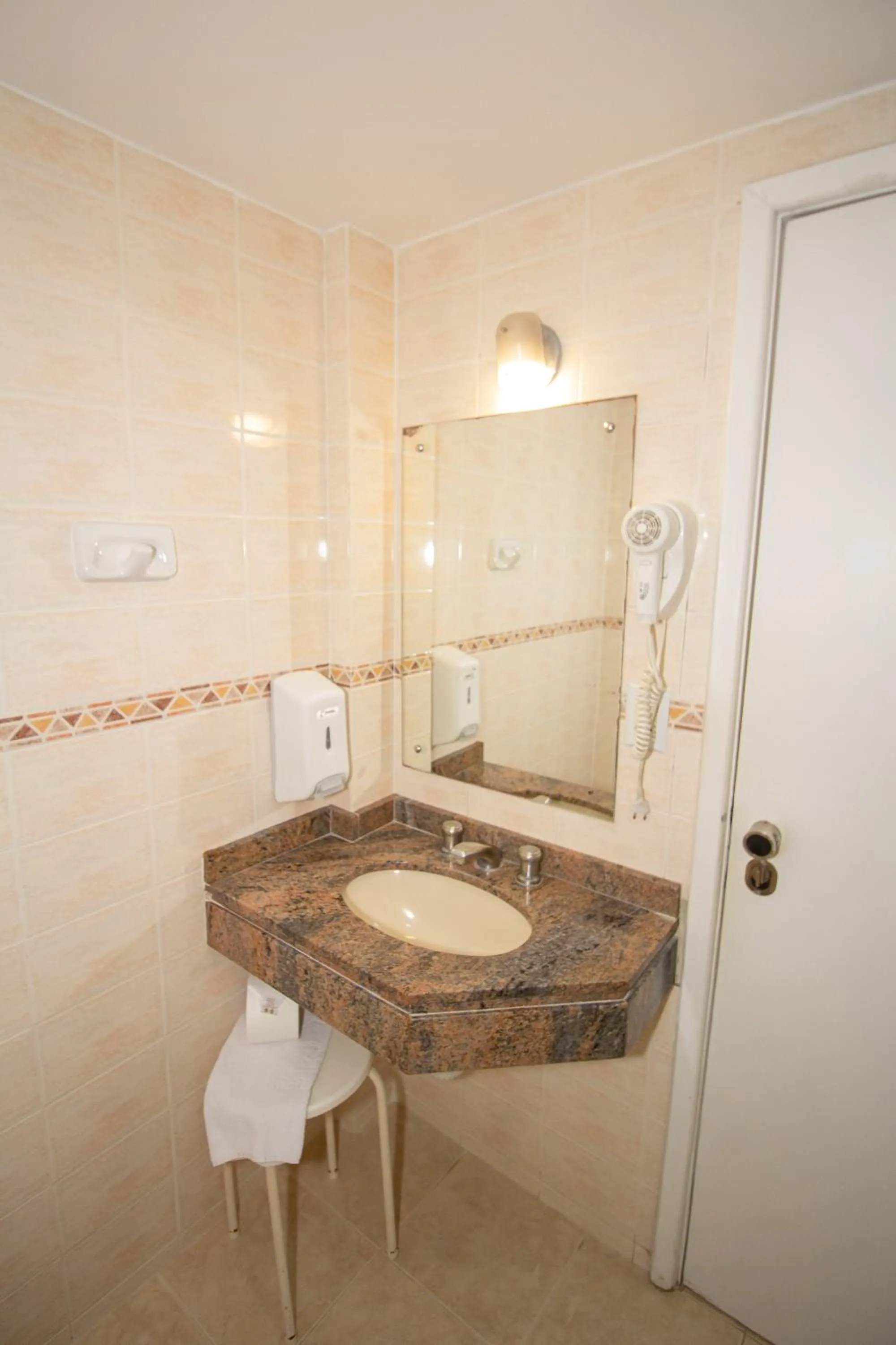 Bathroom in Trevi Hotel e Business