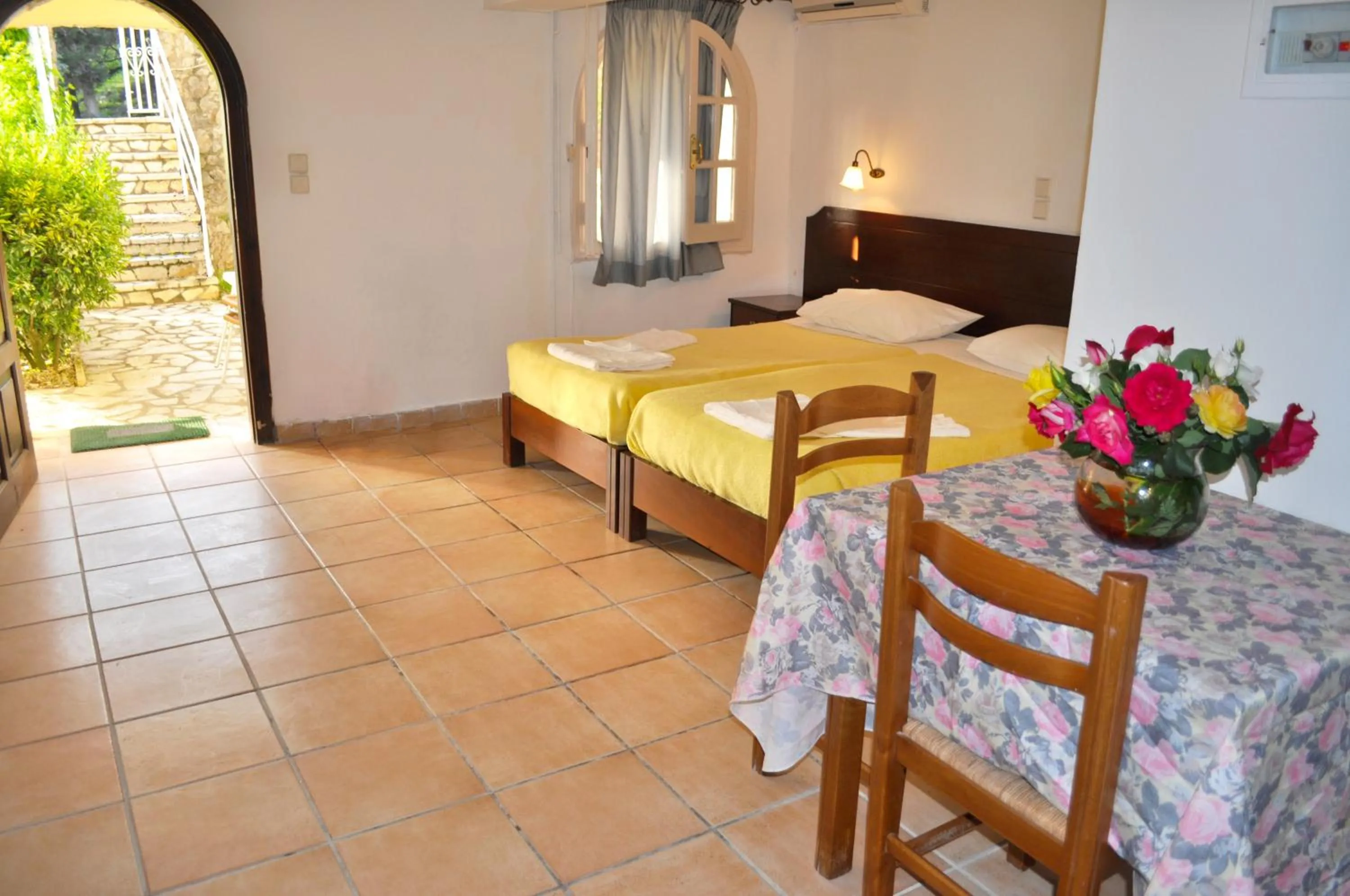 Restaurant/places to eat, Bed in Studio Apartments Maria with Pool - Agios Gordios Beach