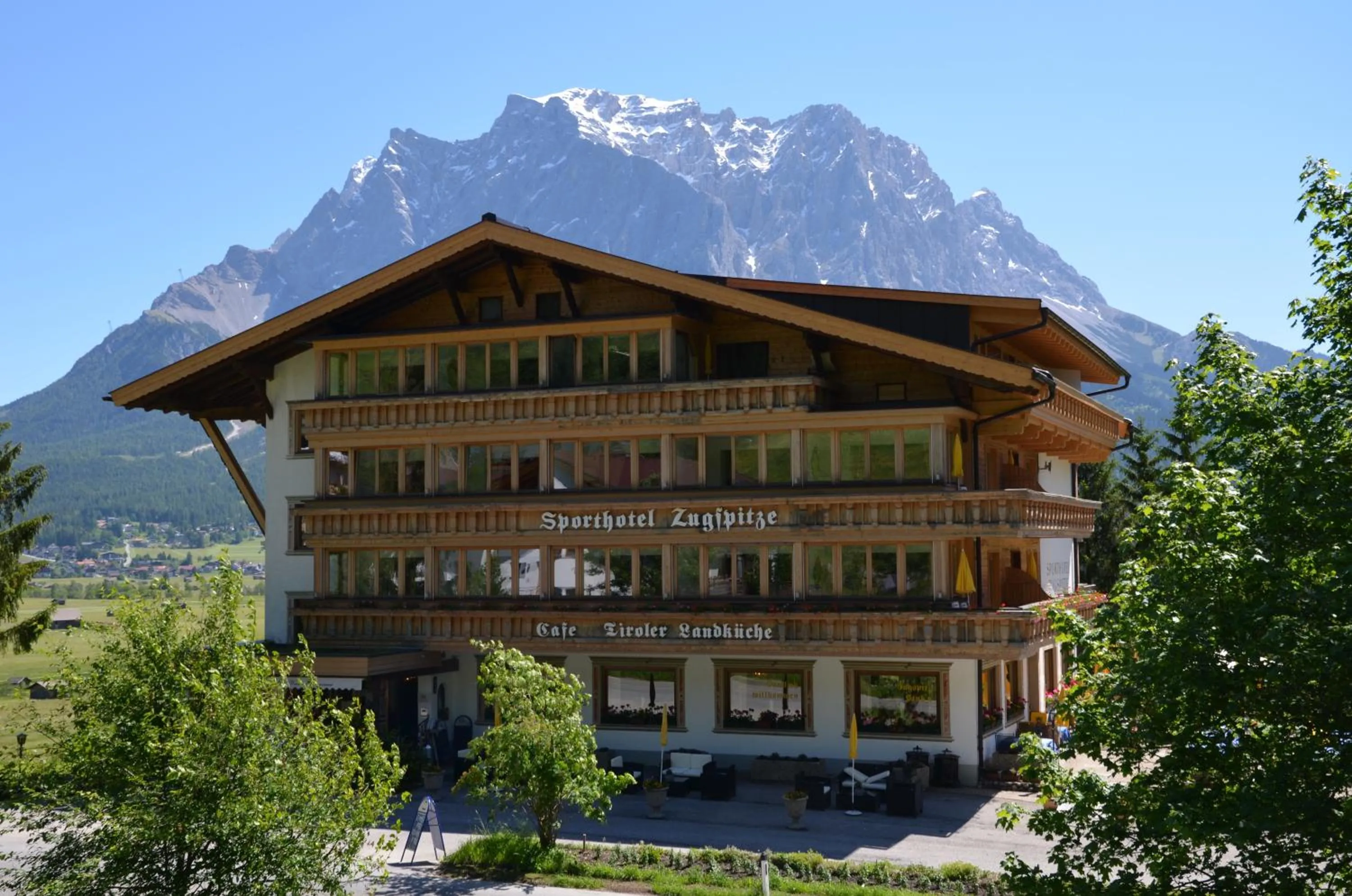 Facade/entrance in Sporthotel Zugspitze