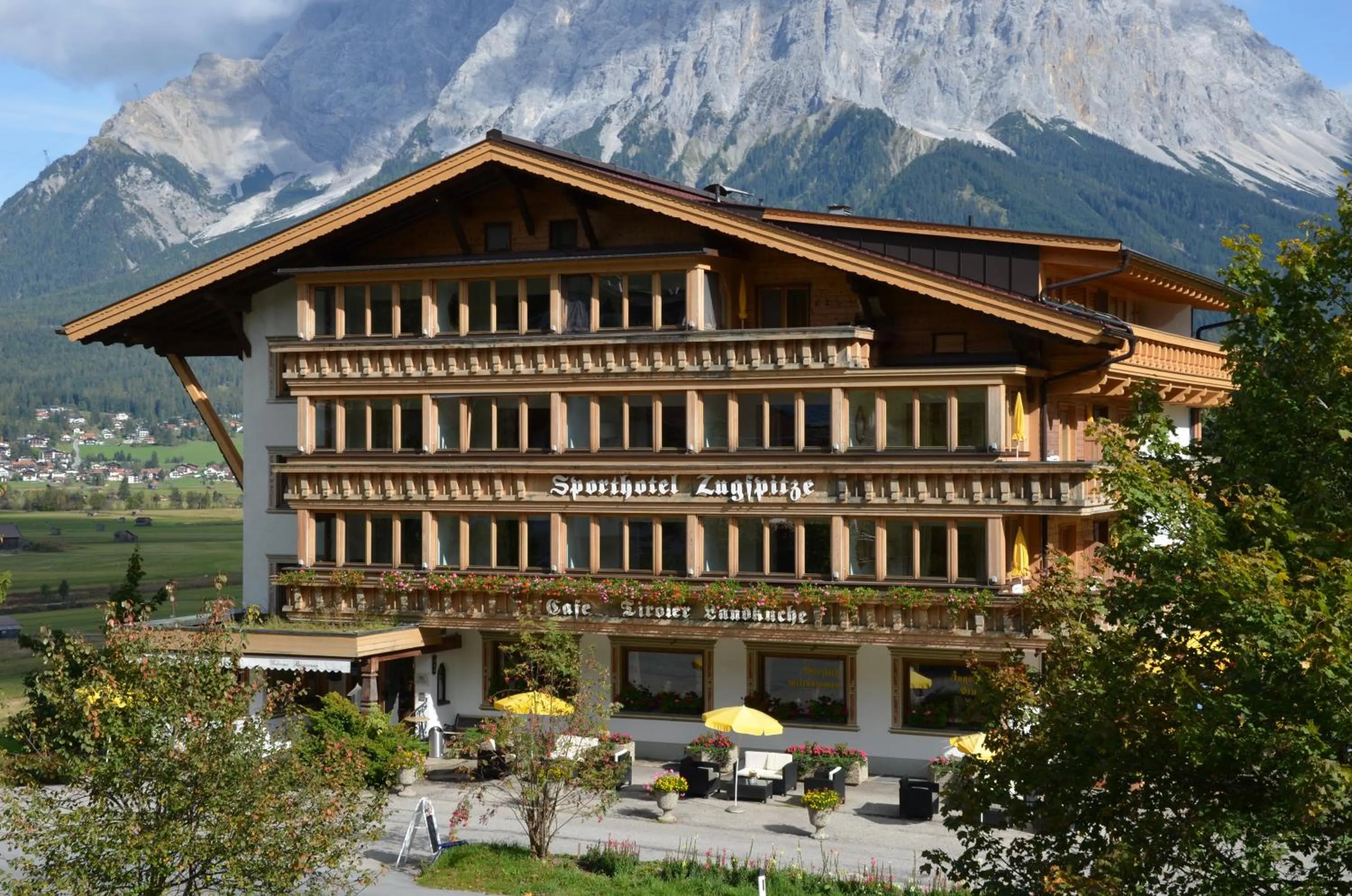 Facade/entrance in Sporthotel Zugspitze