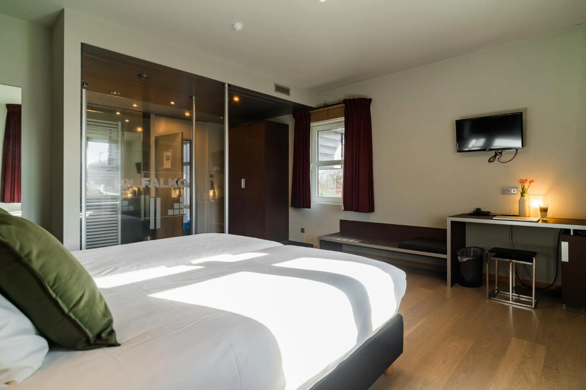 Communal lounge/ TV room, Bed in Hotel Falko