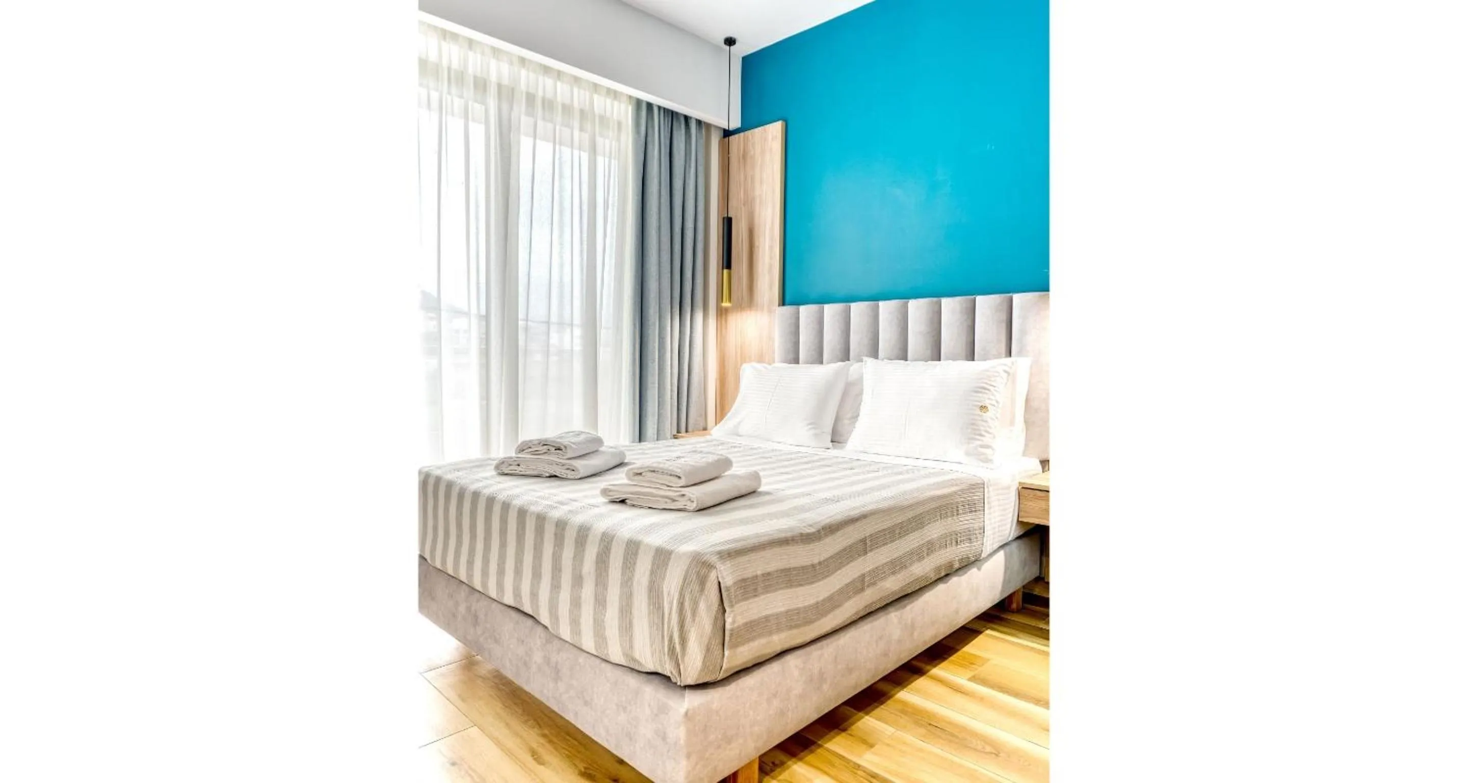 Bedroom, Bed in Sapphire Blue Suites