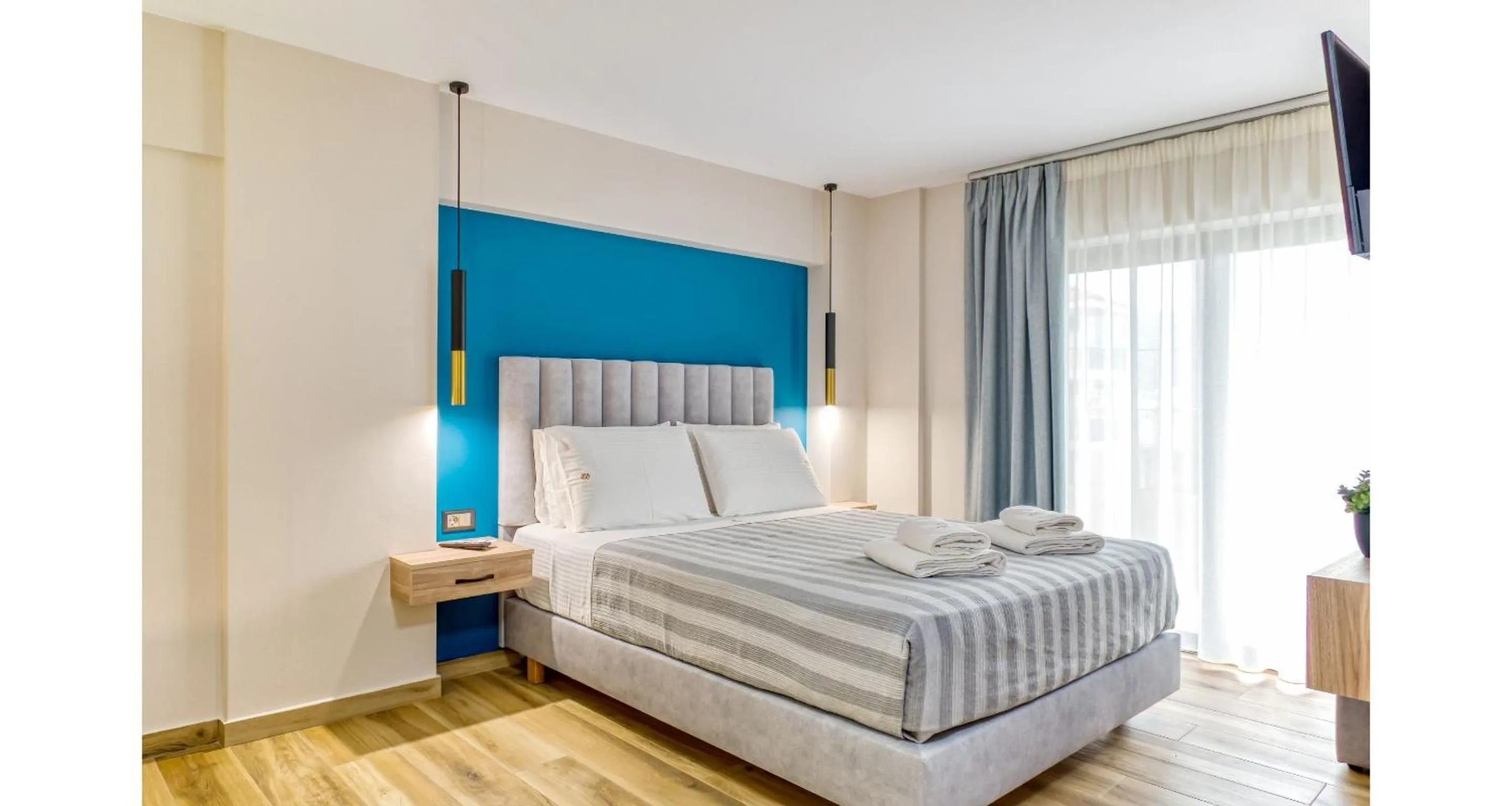 Bedroom, Bed in Sapphire Blue Suites