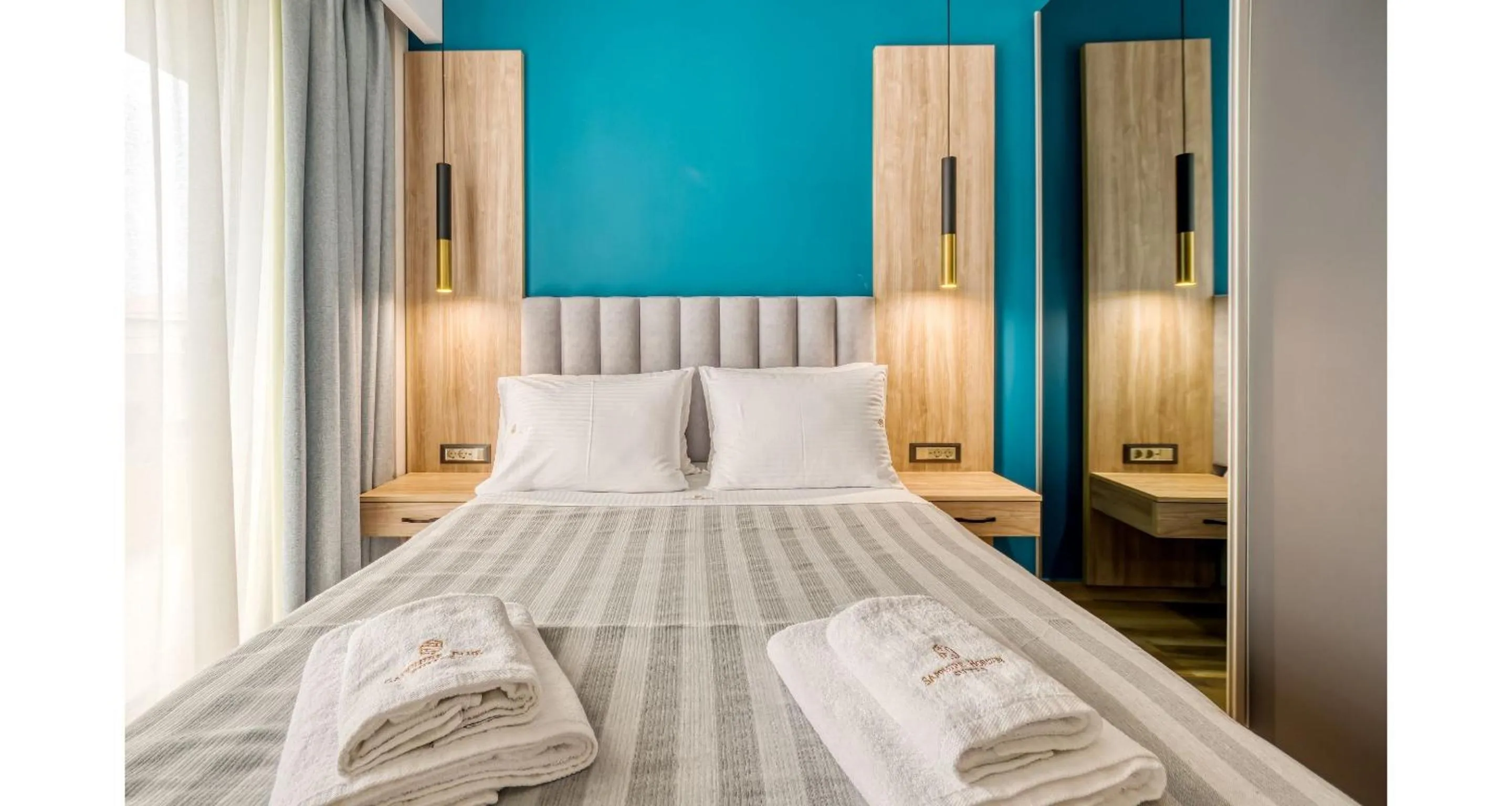 Bedroom, Bed in Sapphire Blue Suites