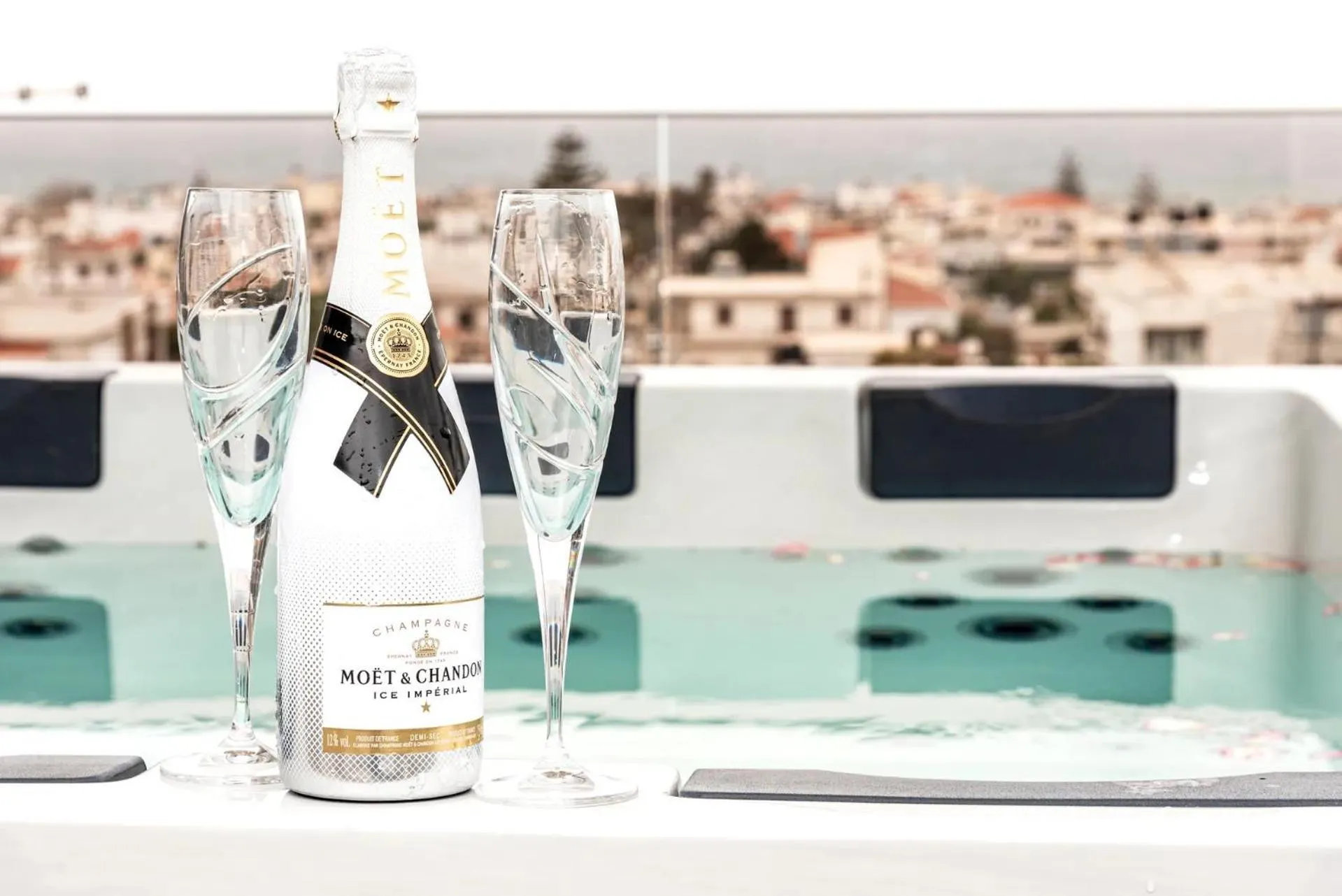 Hot Tub in Sapphire Blue Suites