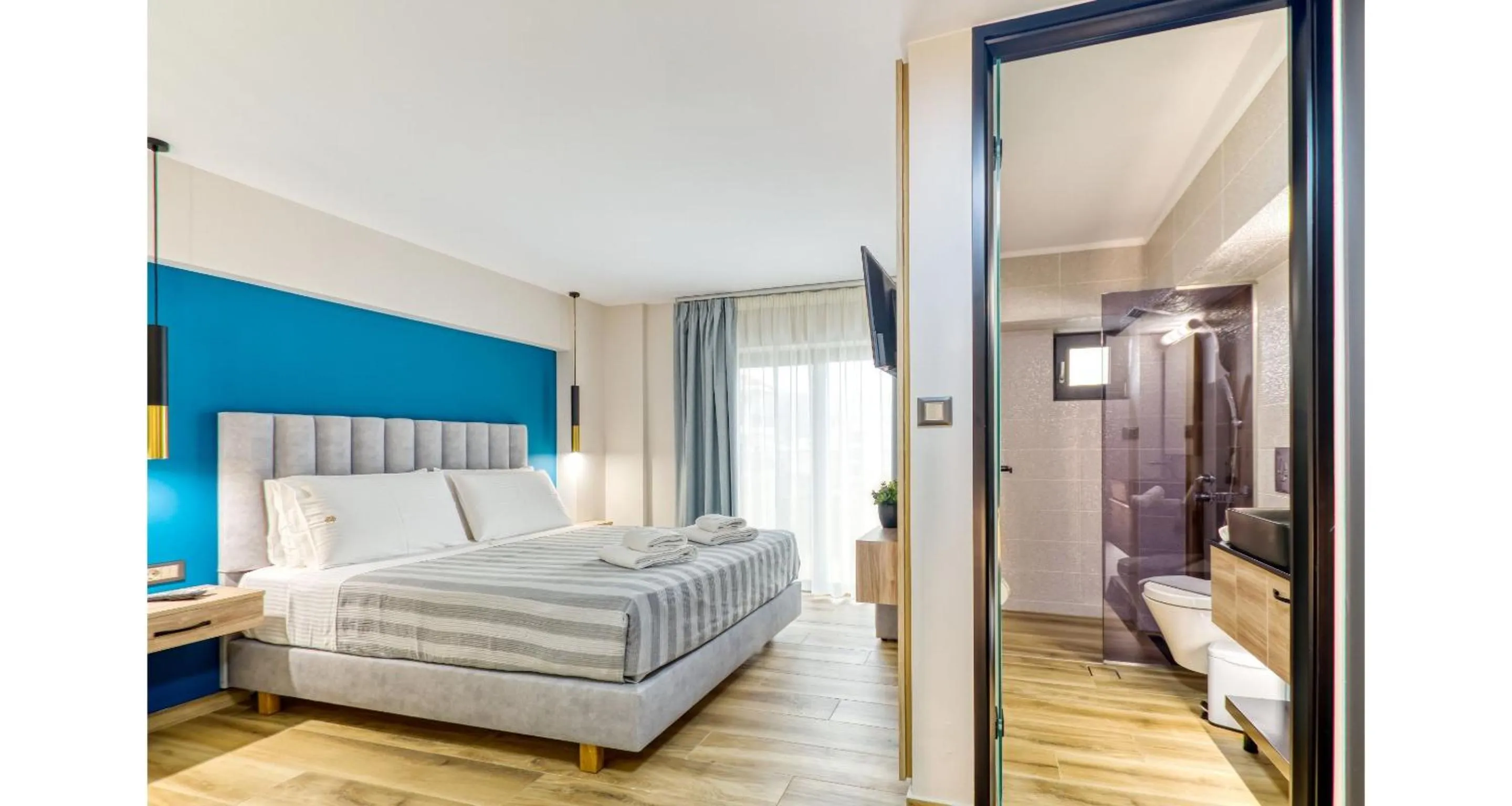 Bedroom, Bed in Sapphire Blue Suites