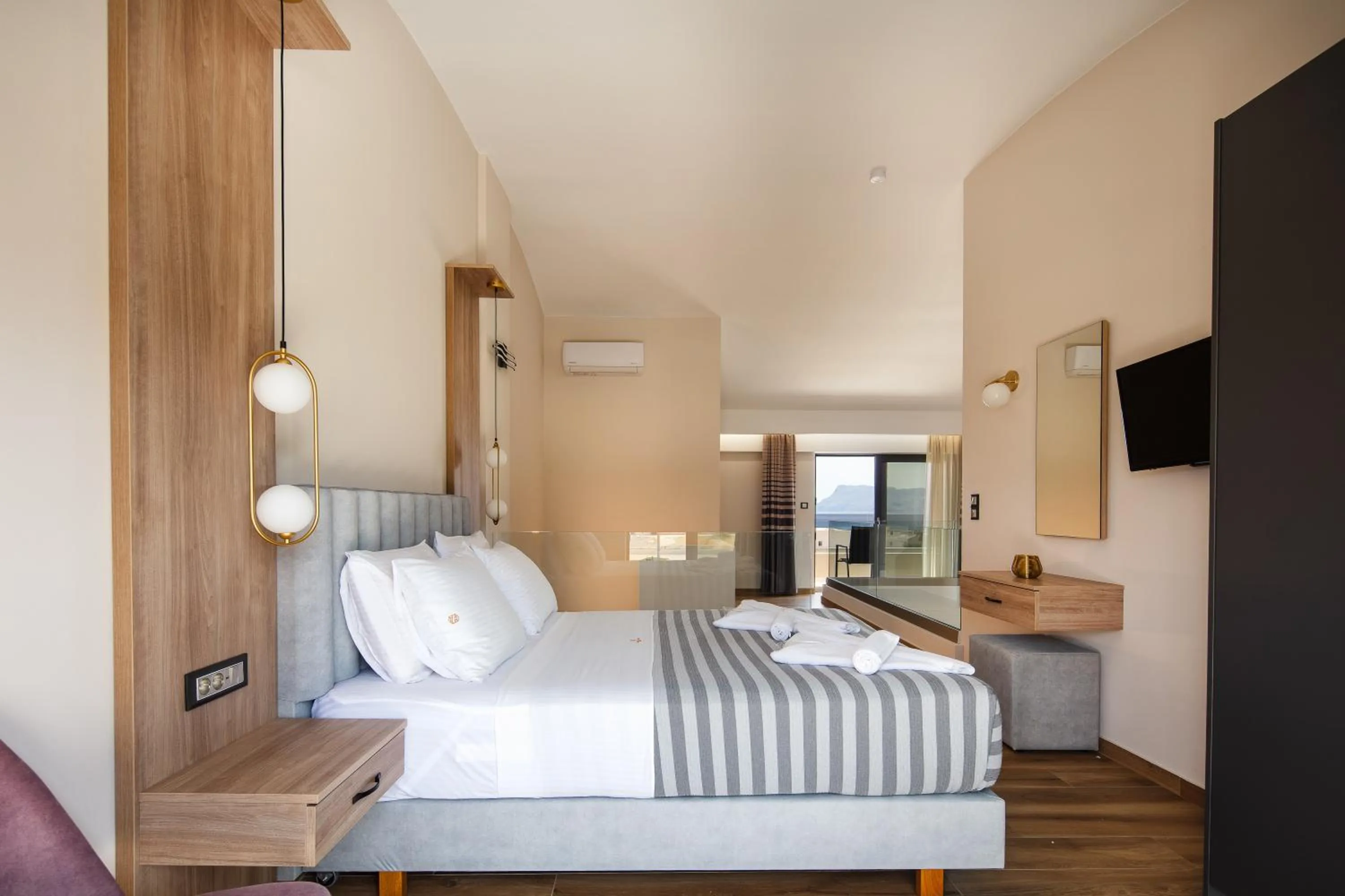 Bedroom, Bed in Sapphire Horizon Suites