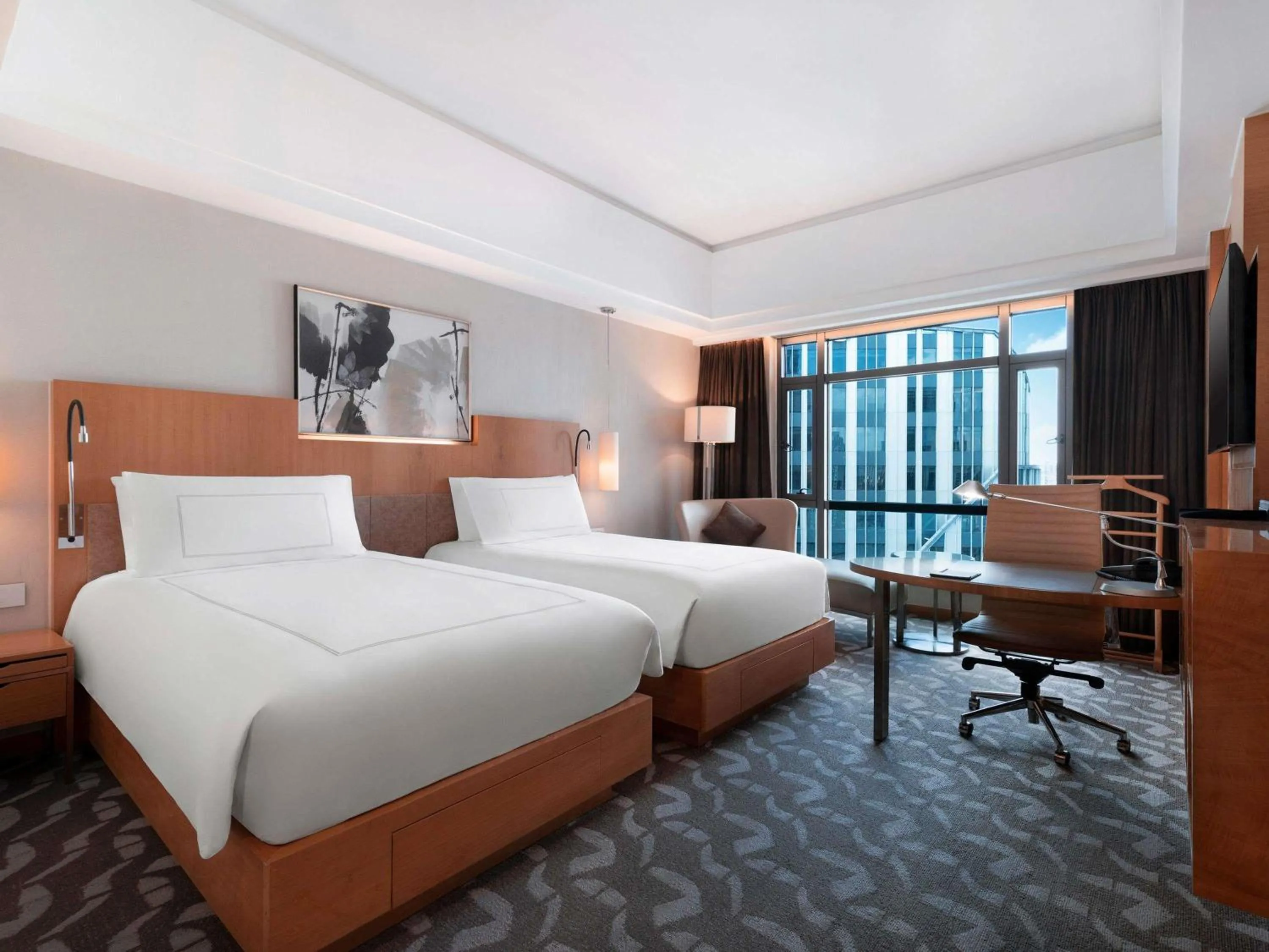 Bedroom, Bed in Swissôtel Grand Shanghai - Stroll down West Nanjing Road and soak in downtown Shanghai vibrancy