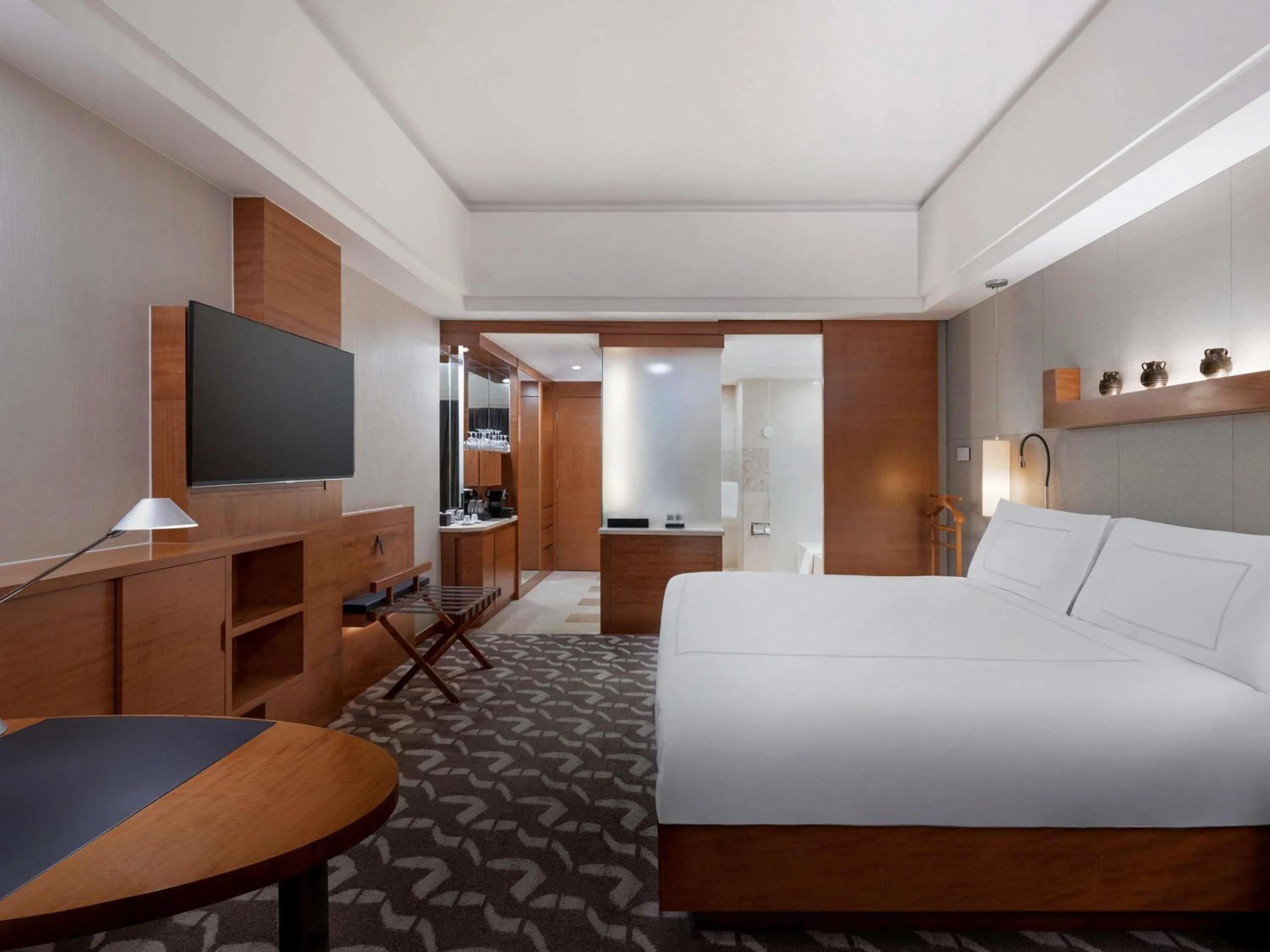 Swiss Advantage King Room  in Swissôtel Grand Shanghai - Stroll down West Nanjing Road and soak in downtown Shanghai vibrancy