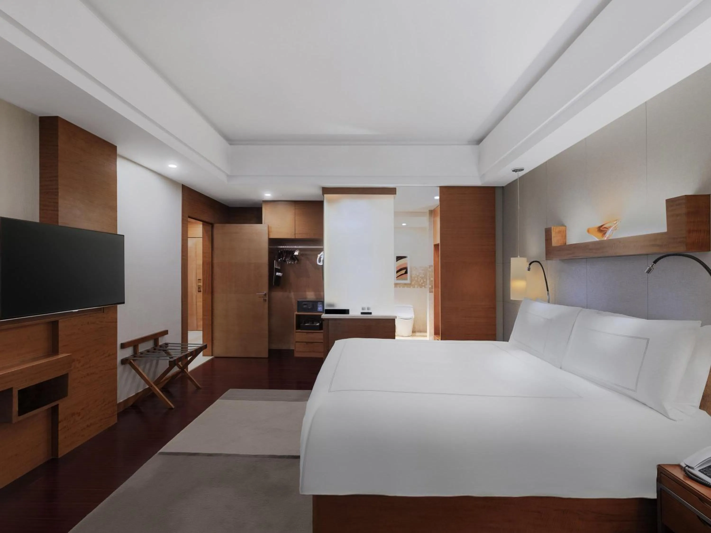 Bedroom, Bed in Swissôtel Grand Shanghai - Stroll down West Nanjing Road and soak in downtown Shanghai vibrancy