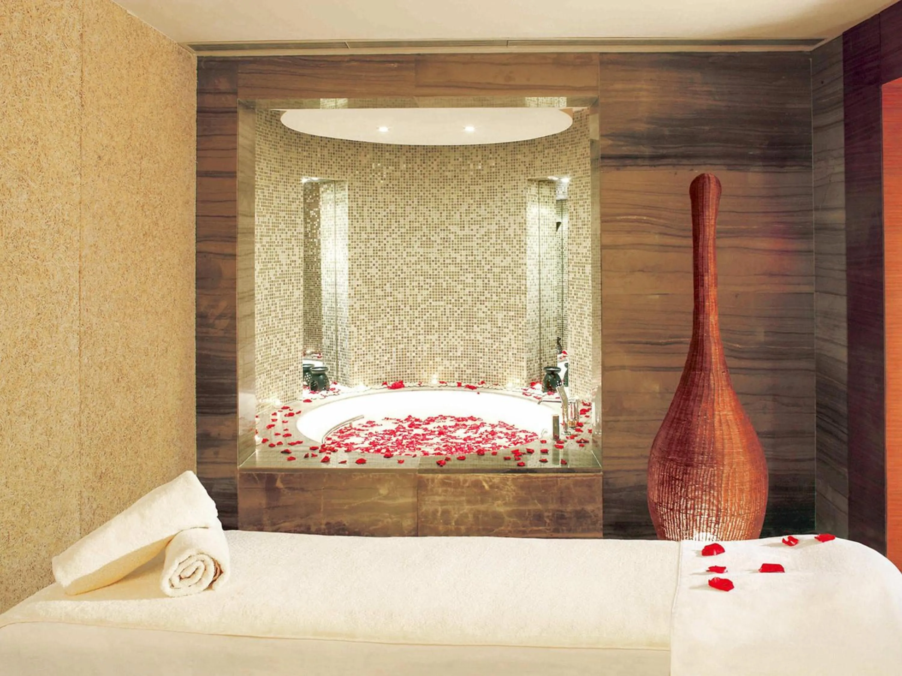Spa and wellness centre/facilities, Bed in Swissôtel Grand Shanghai - Stroll down West Nanjing Road and soak in downtown Shanghai vibrancy