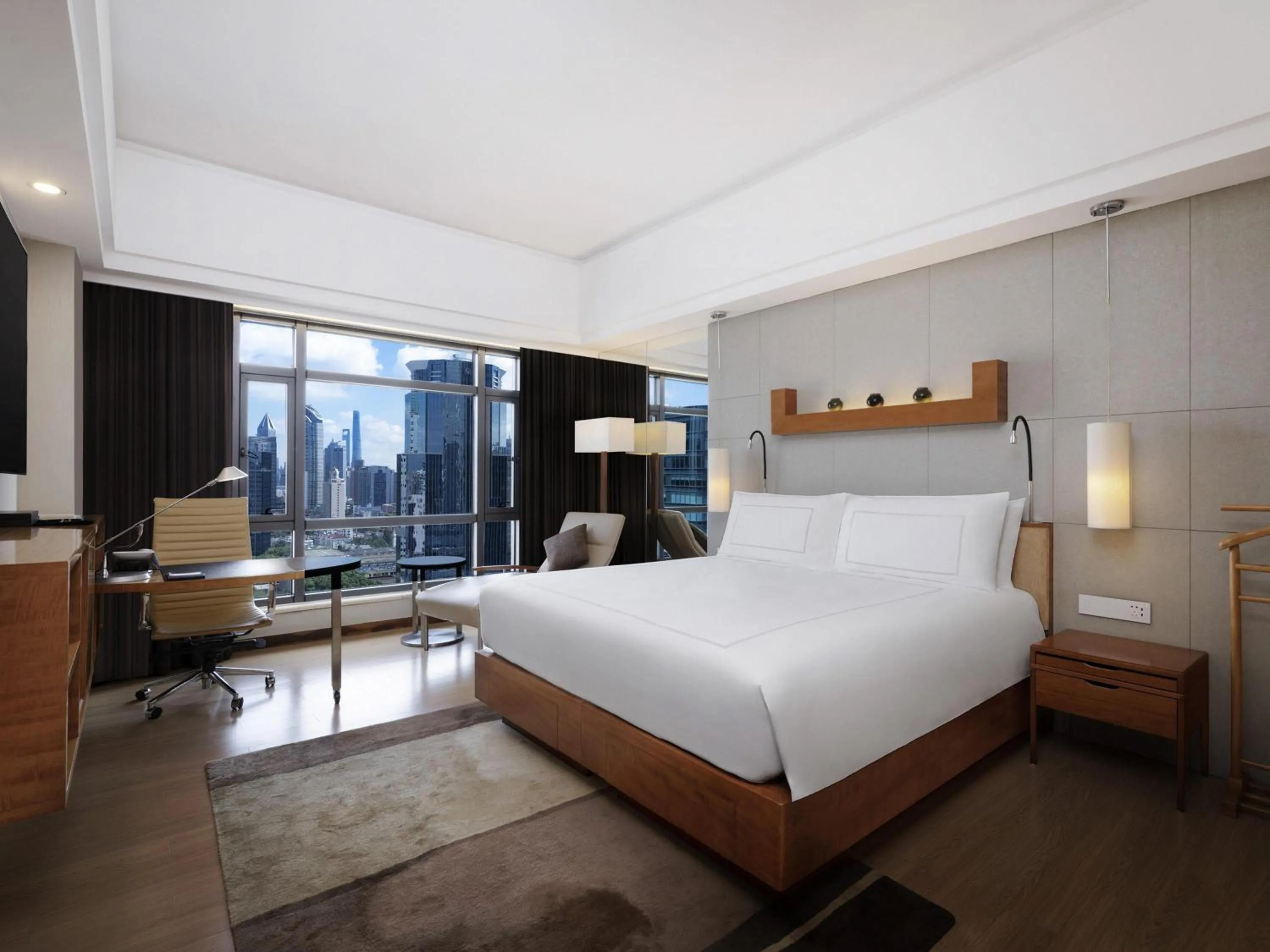 Bedroom, Bed in Swissôtel Grand Shanghai - Stroll down West Nanjing Road and soak in downtown Shanghai vibrancy