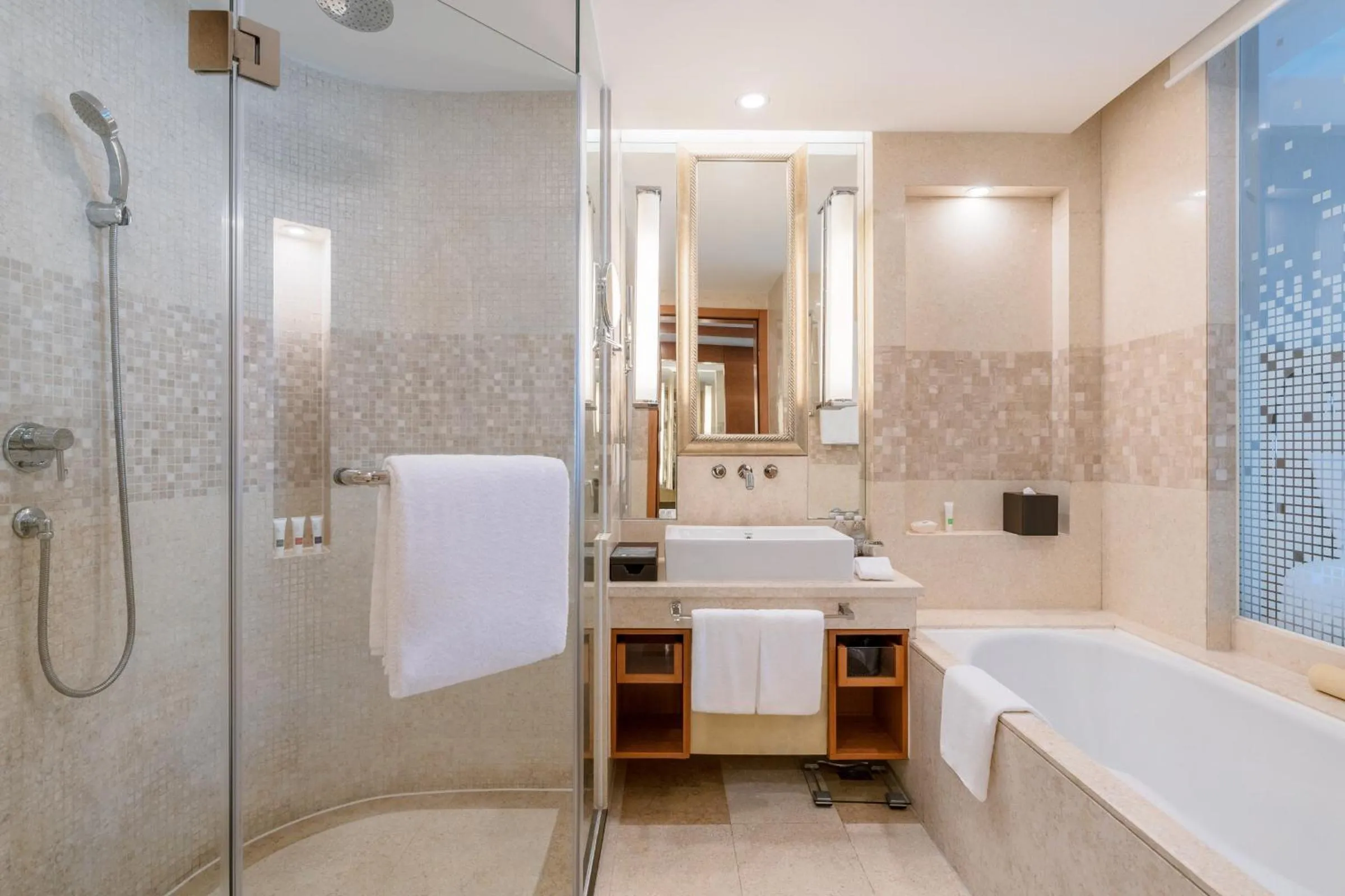 Bathroom in Swissôtel Grand Shanghai - Stroll down West Nanjing Road and soak in downtown Shanghai vibrancy