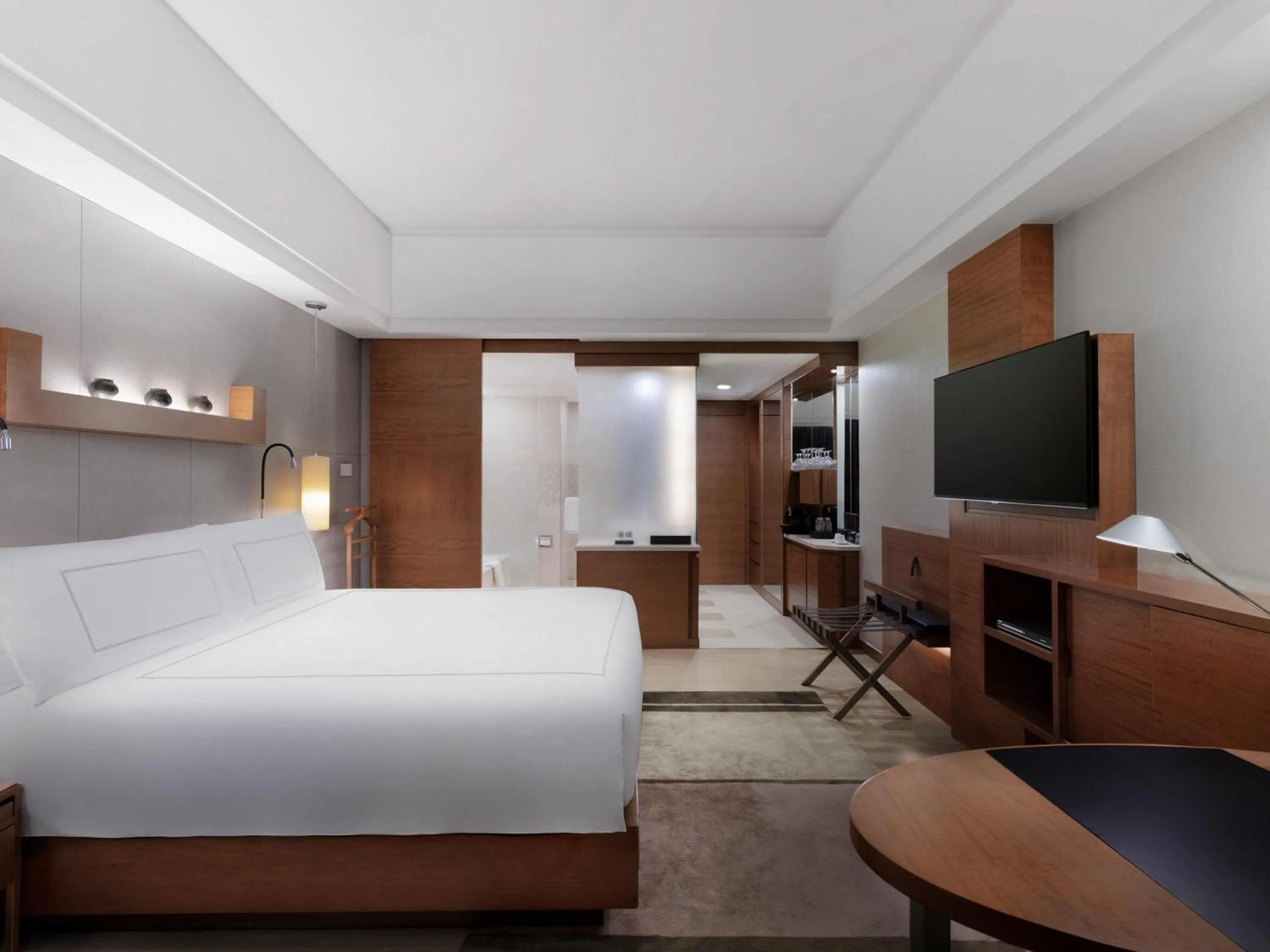 Bedroom, Bed in Swissôtel Grand Shanghai - Stroll down West Nanjing Road and soak in downtown Shanghai vibrancy