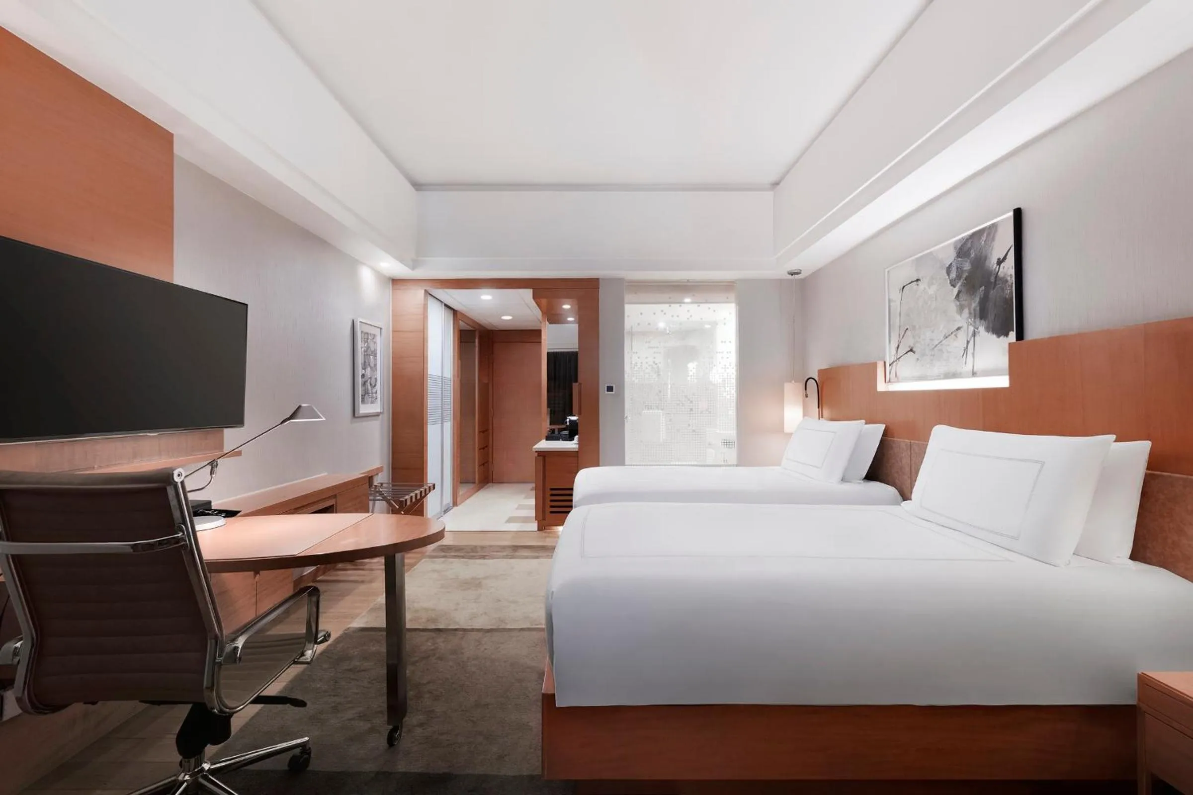 Seating area, Bed in Swissôtel Grand Shanghai - Stroll down West Nanjing Road and soak in downtown Shanghai vibrancy