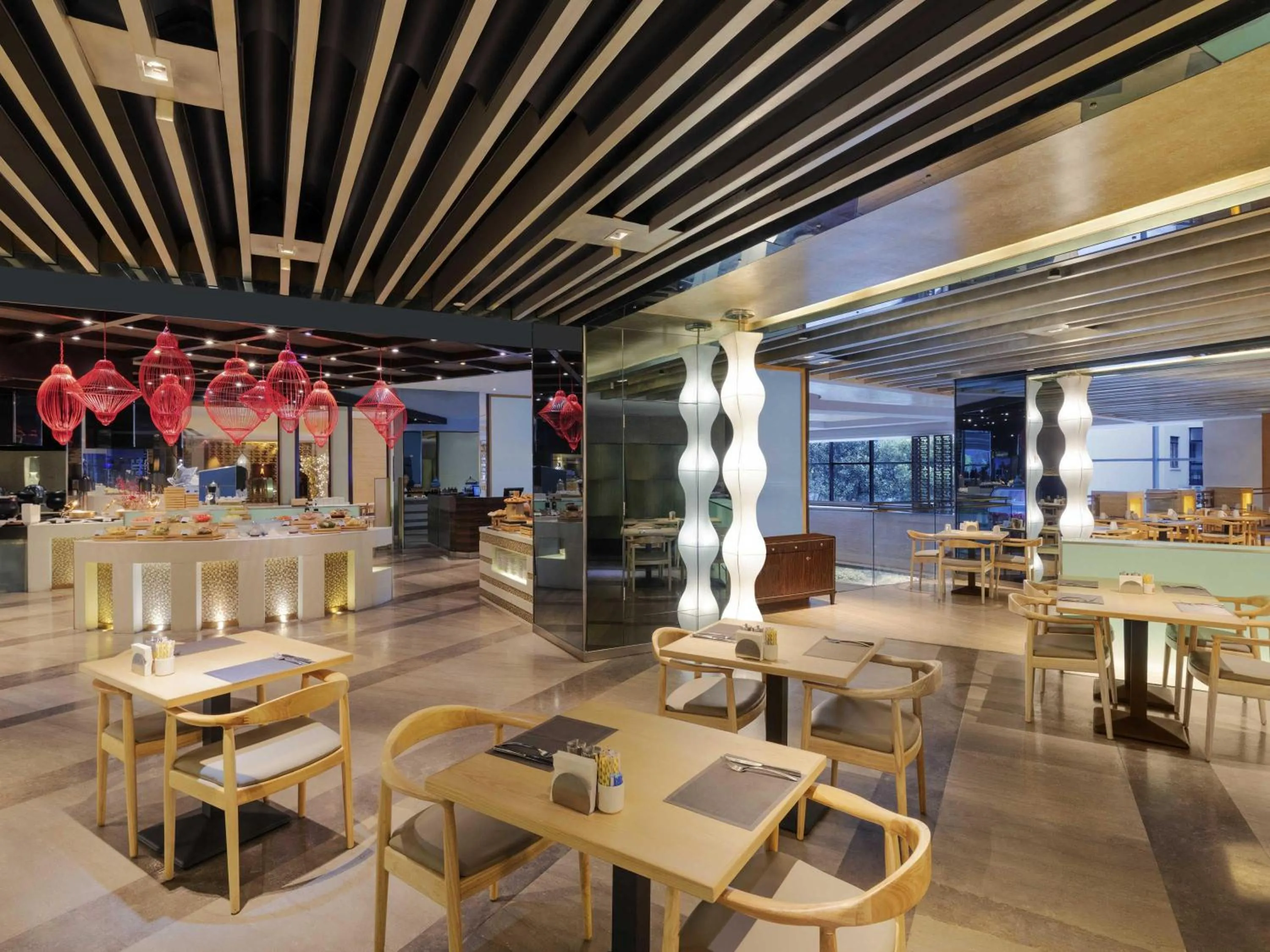 Restaurant/places to eat in Swissôtel Grand Shanghai - Stroll down West Nanjing Road and soak in downtown Shanghai vibrancy