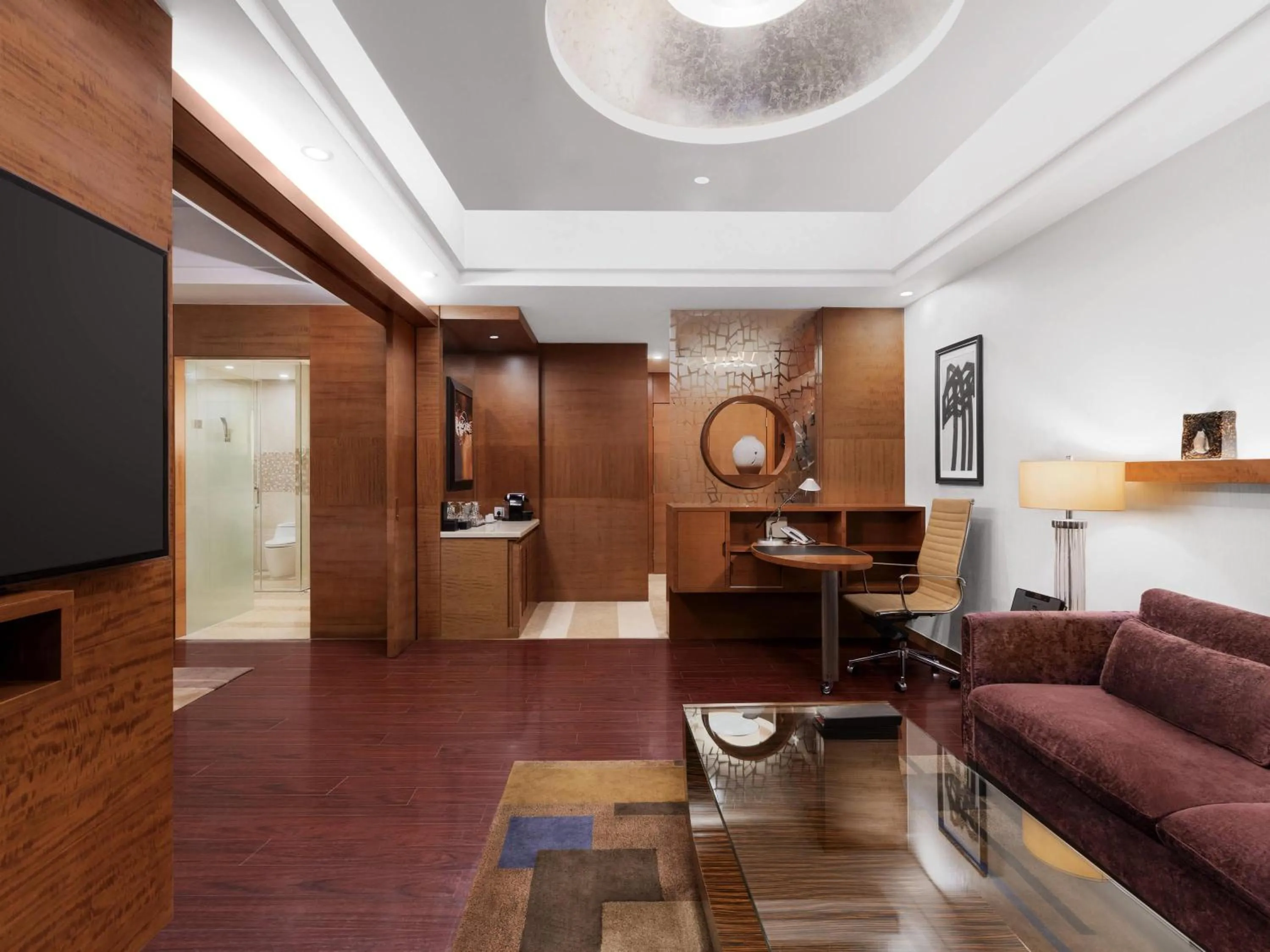 Bedroom in Swissôtel Grand Shanghai - Stroll down West Nanjing Road and soak in downtown Shanghai vibrancy