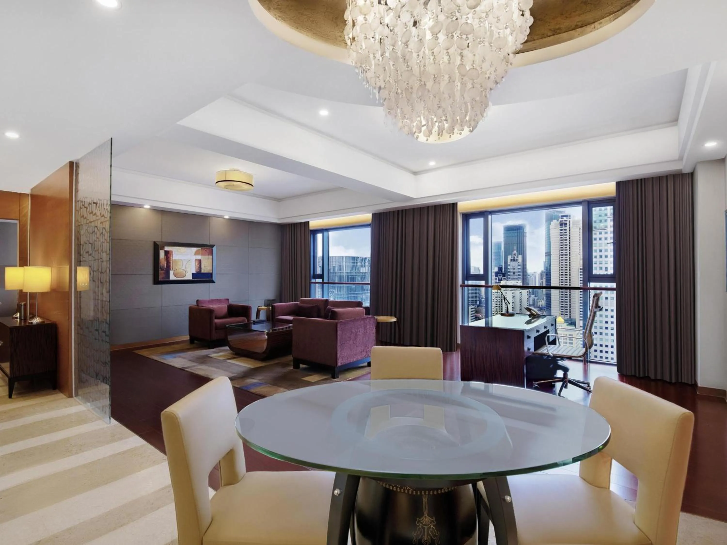 Bedroom in Swissôtel Grand Shanghai - Stroll down West Nanjing Road and soak in downtown Shanghai vibrancy